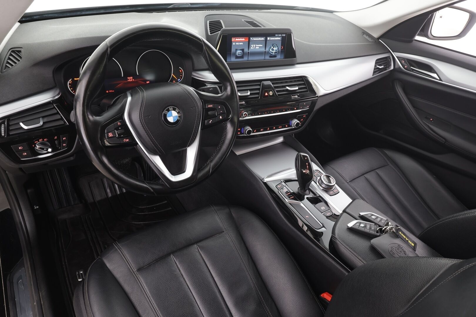 BMW 520 2019 G30 Sedan 520d A xDrive Business - Webasto | Koukku | LED | P.Tutkat | Nahkaverhoilu | Suomi-auto | Kahdet renkaat aluvanteilla | Merkkihuollot