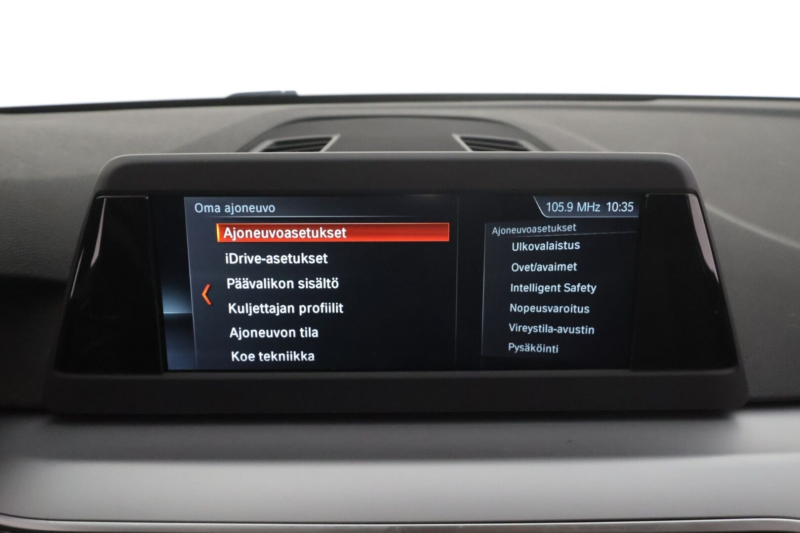 BMW 520 2019 G30 Sedan 520d A xDrive Business * Webasto / Koukku / LED / P.Tutkat / Vakkari / Nahkaverhoilu * - Suomi-auto / Kahdet renkaat aluvanteilla / Merkkihuollot