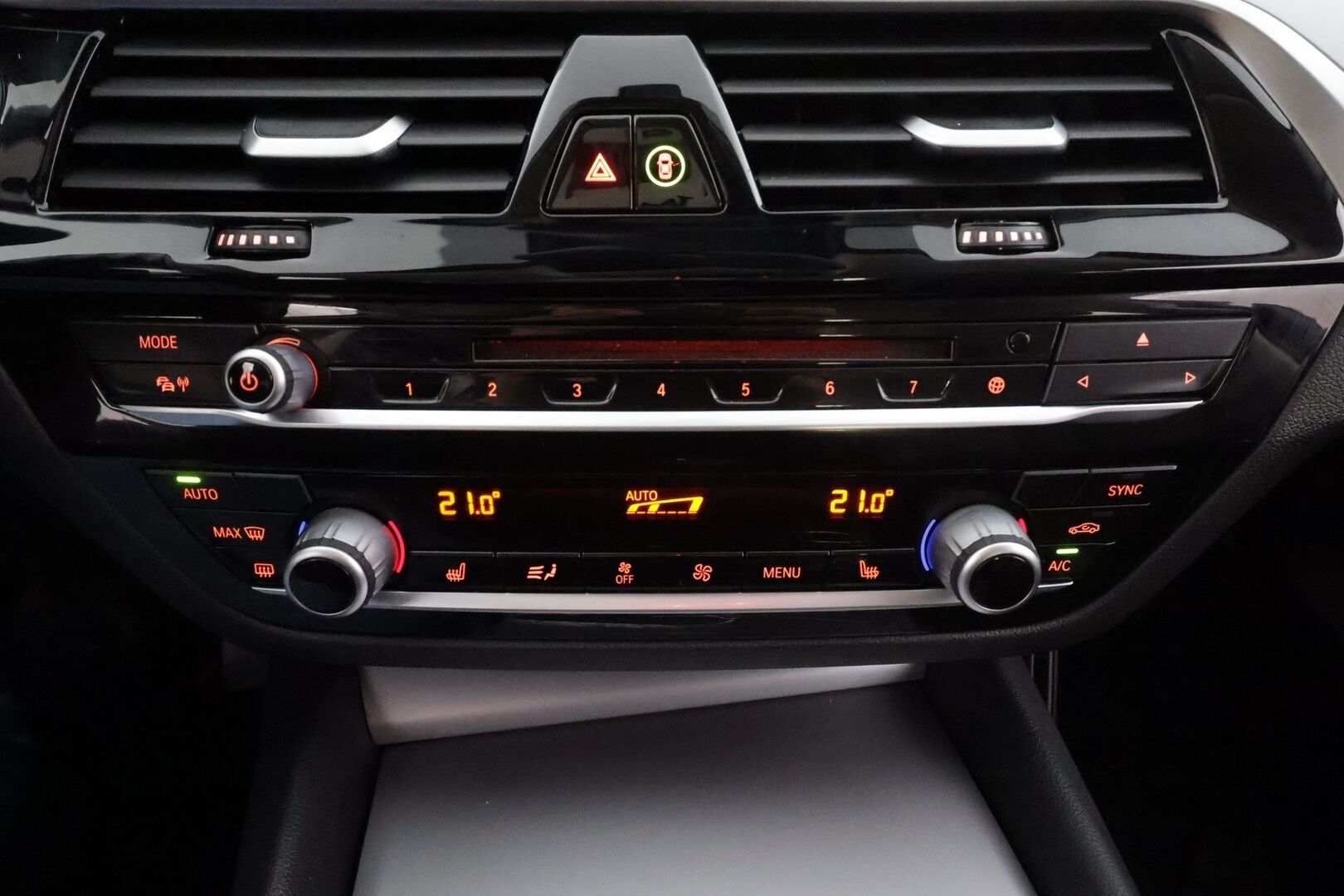 BMW 520 2019 G30 Sedan 520d A xDrive Business * Webasto / Koukku / LED / P.Tutkat / Vakkari / Nahkaverhoilu * - Suomi-auto / Kahdet renkaat aluvanteilla / Merkkihuollot - HULLUT AVAJAISHULINAT KORKOTARJOUS 3,29 %