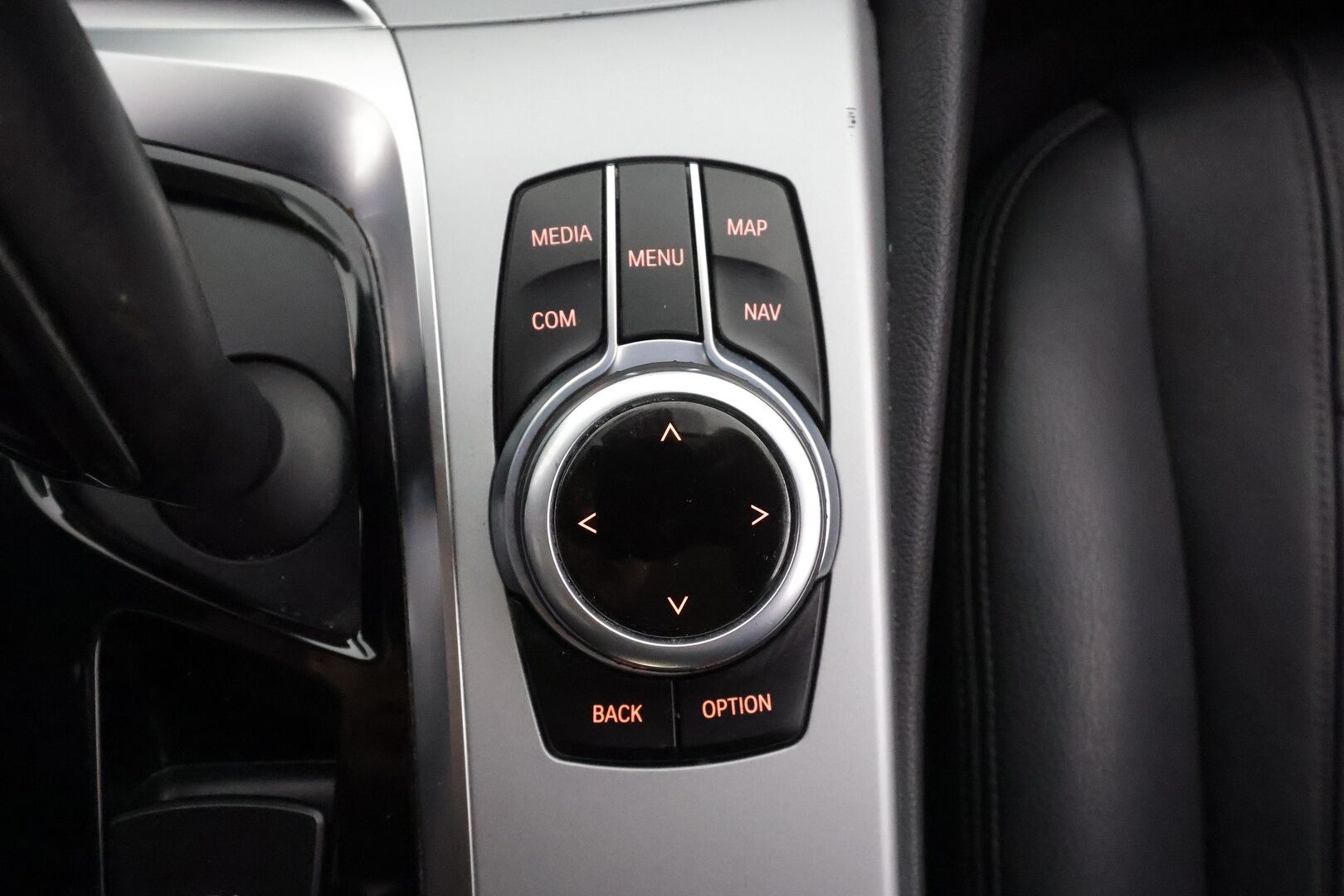 BMW 520 2019 G30 Sedan 520d A xDrive Business * Webasto / Koukku / LED / P.Tutkat / Vakkari / Nahkaverhoilu * - Suomi-auto / Kahdet renkaat aluvanteilla / Merkkihuollot - HULLUT AVAJAISHULINAT KORKOTARJOUS 3,29 %