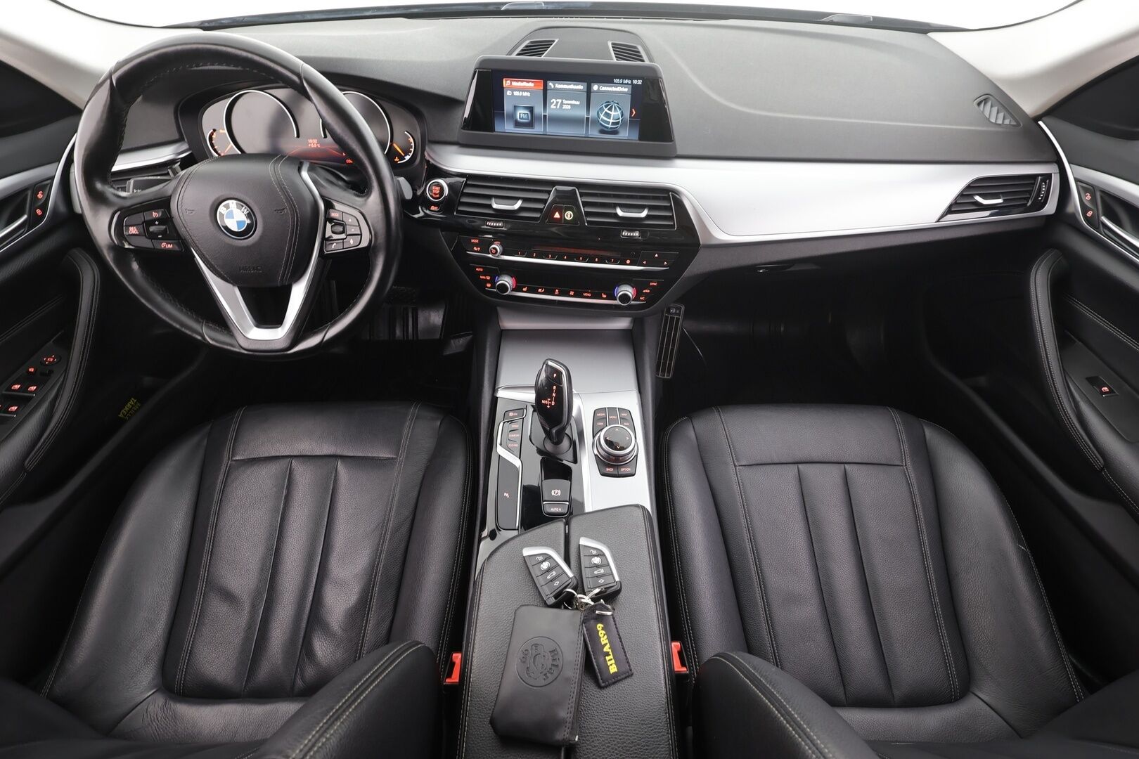 BMW 520 2019 G30 Sedan 520d A xDrive Business - Webasto | Koukku | LED | P.Tutkat | Nahkaverhoilu | Suomi-auto | Kahdet renkaat aluvanteilla | Merkkihuollot