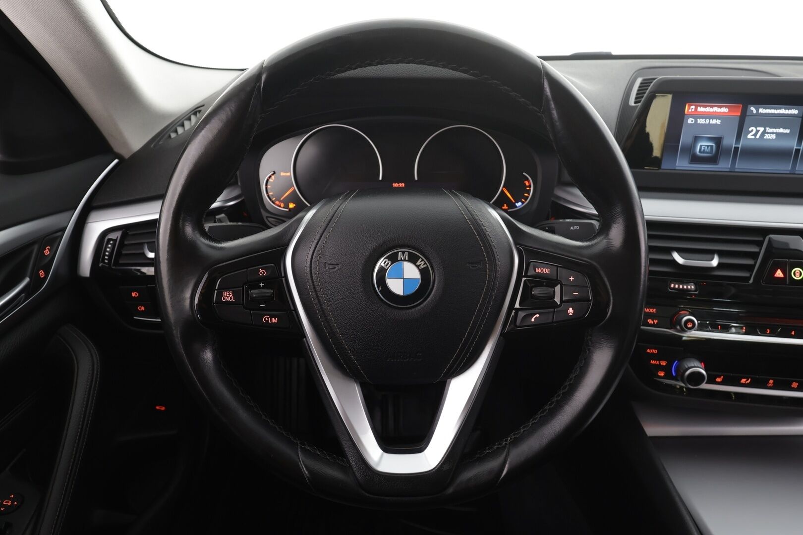 BMW 520 2019 G30 Sedan 520d A xDrive Business - Webasto | Koukku | LED | P.Tutkat | Nahkaverhoilu | Suomi-auto | Kahdet renkaat aluvanteilla | Merkkihuollot