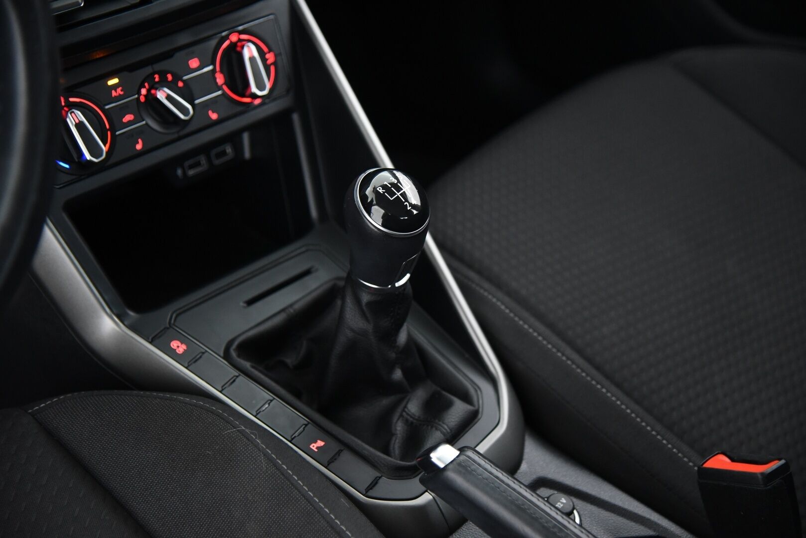 Volkswagen Polo 2019 Comfortline 1,0 TSI 70 kW (95 hv) / Vakkari / Tutkat / Apple&Android - Hieno 1-omisteinen Suomi-auto / Jakopää juuri tehty!