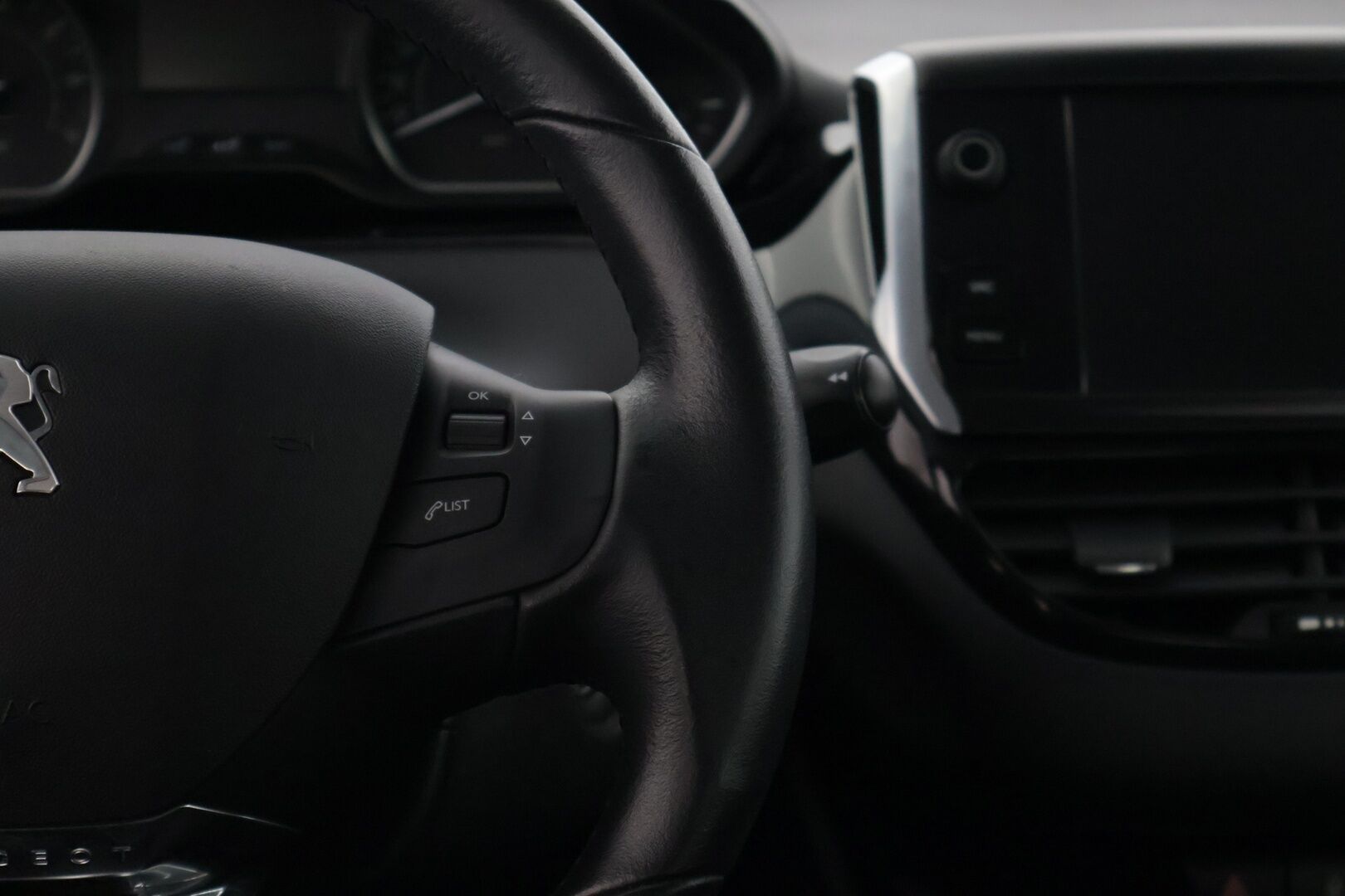 Peugeot 208 2018 Signature PureTech 82 5-ov * P-Kamera / Vakkari / Lohko+sisäpuhallin / AppleCarPlay * - Merkkihuollettu / Jakohihna vaihdettu / 2-om Suomi-auto