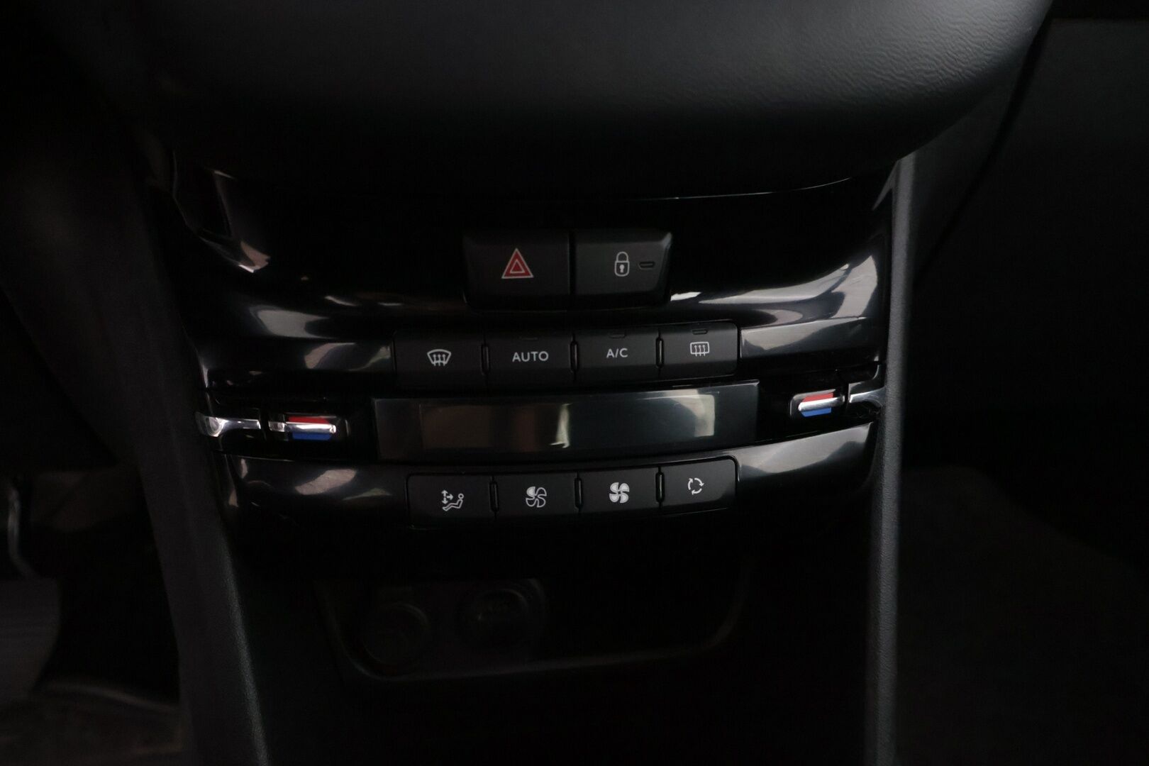 Peugeot 208 2018 Signature PureTech 82 5-ov * P-Kamera / Vakkari / Lohko+sisäpuhallin / AppleCarPlay * - Merkkihuollettu / Jakohihna vaihdettu / 2-om Suomi-auto