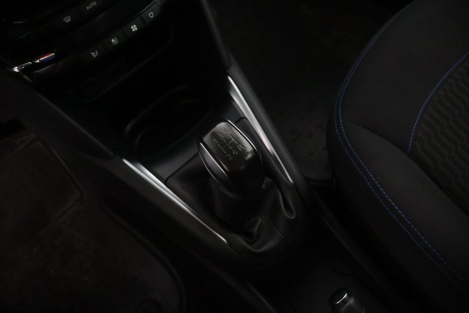 Peugeot 208 2018 Signature PureTech 82 5-ov * P-Kamera / Vakkari / Lohko+sisäpuhallin / AppleCarPlay * - Merkkihuollettu / Jakohihna vaihdettu / 2-om Suomi-auto