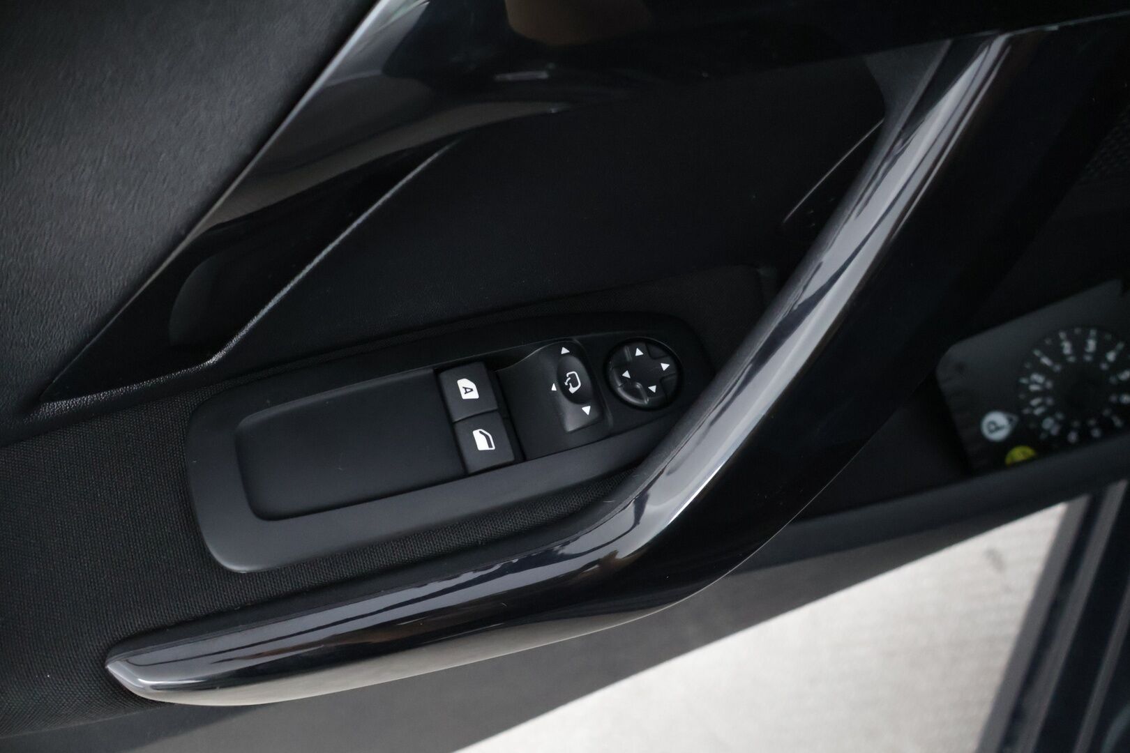 Peugeot 208 2018 Signature PureTech 82 5-ov * P-Kamera / Vakkari / Lohko+sisäpuhallin / AppleCarPlay * - Merkkihuollettu / Jakohihna vaihdettu / 2-om Suomi-auto