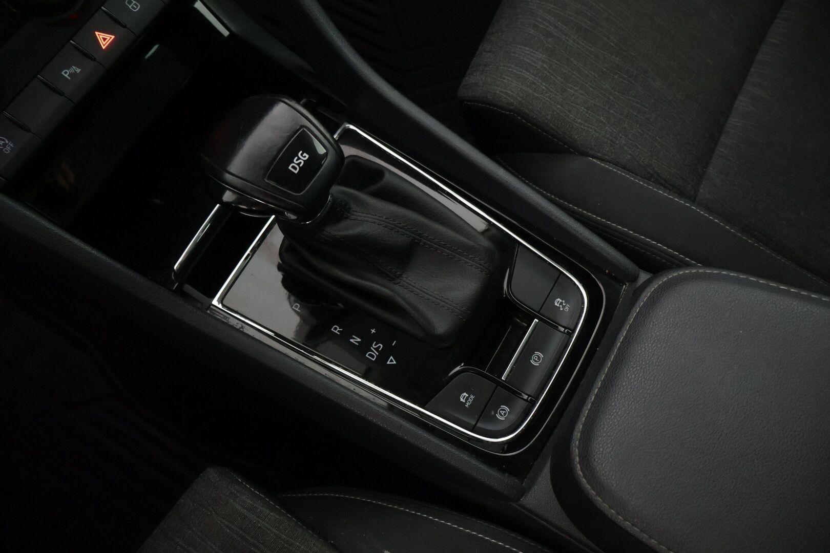Skoda Karoq 2018 1,5 TSI Style DSG Autom. * ACC / Webasto / BLIS / Ledit / Lämm. tuulilasi / Lane Assist / Tutkat / P.kamera * - * Juuri huollettu ja jakohihna vaihdettu 09/25 ! Hyvin pidetty ja huollettu yksilö hyvin varustein *