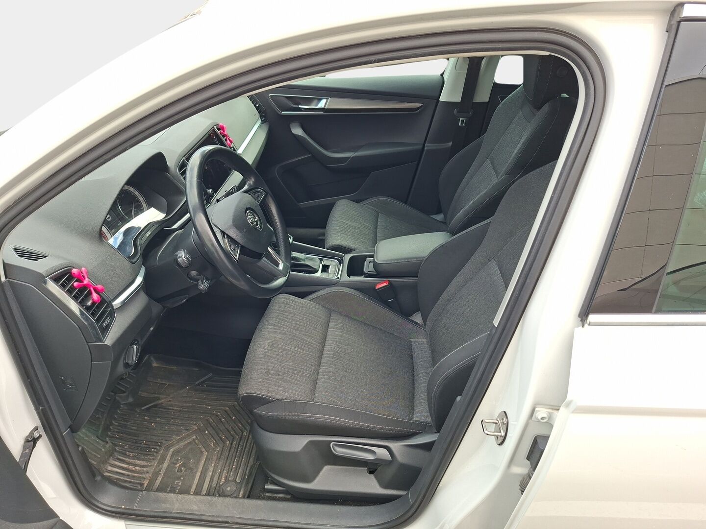 Skoda Karoq 2019 1,5 TSI Style DSG Autom. * ACC / Webasto / BLIS / Ledit / Lämm. tuulilasi / Lane Assist / Tutkat / P.kamera * - * Juuri huollettu ja jakohihna vaihdettu 09/25 ! Hyvin pidetty ja huollettu yksilö hyvin varustein *
