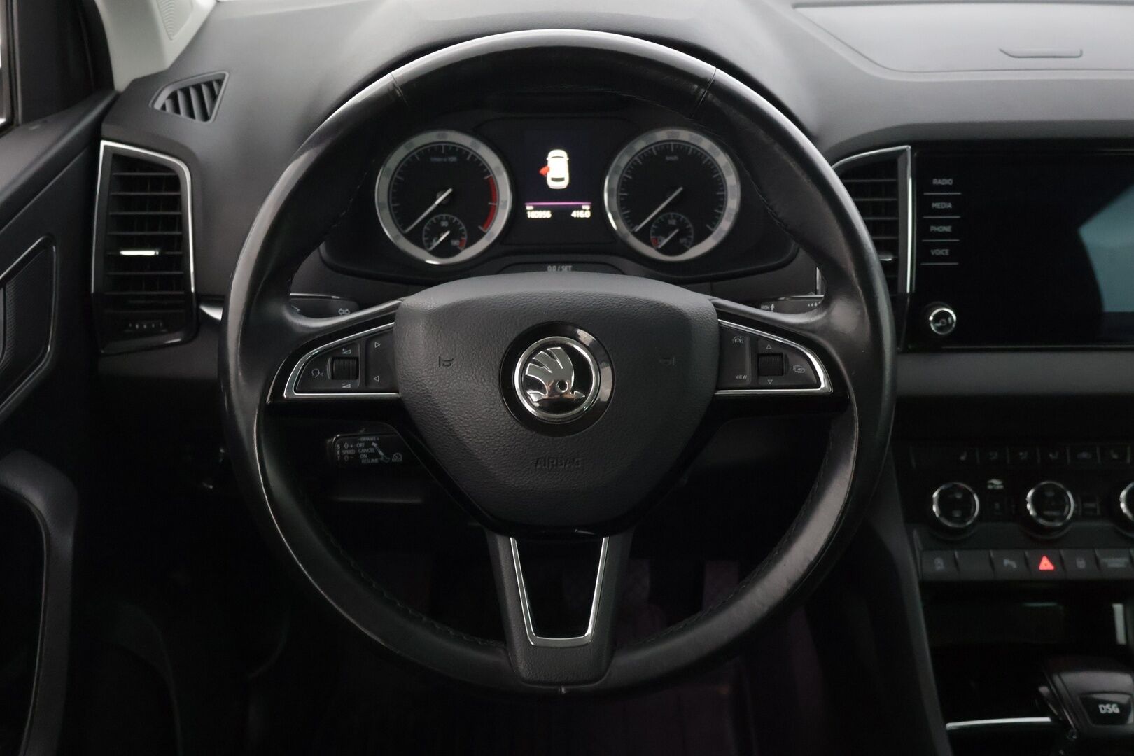 Skoda Karoq 2018 1,5 TSI Style DSG Autom. * ACC / Webasto / BLIS / Ledit / Lämm. tuulilasi / Lane Assist / Tutkat / P.kamera * - * Juuri huollettu ja jakohihna vaihdettu 09/25 ! Hyvin pidetty ja huollettu yksilö hyvin varustein *