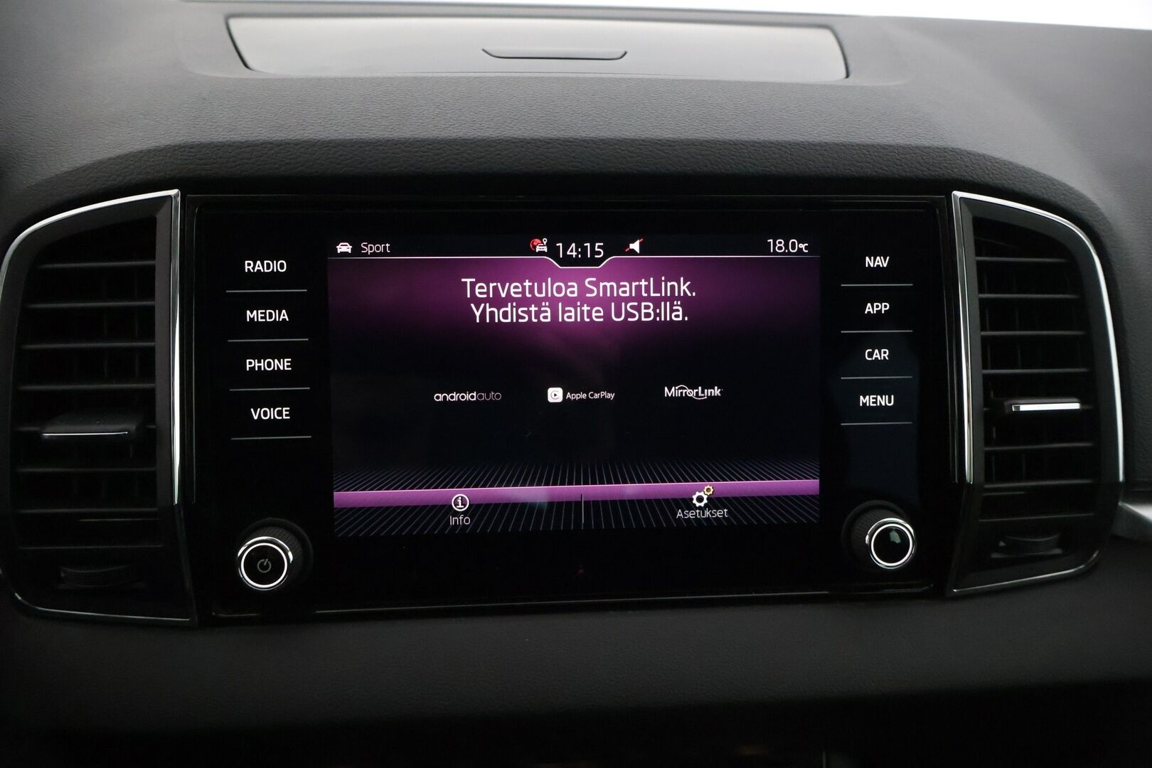 Skoda Karoq 2019 1,5 TSI Style DSG Autom. * ACC / Webasto / BLIS / Ledit / Lämm. tuulilasi / Lane Assist / Tutkat / P.kamera * - * Juuri huollettu ja jakohihna vaihdettu 09/25 ! Hyvin pidetty ja huollettu yksilö hyvin varustein * - Osta nyt, maksa vasta ensi vuonna