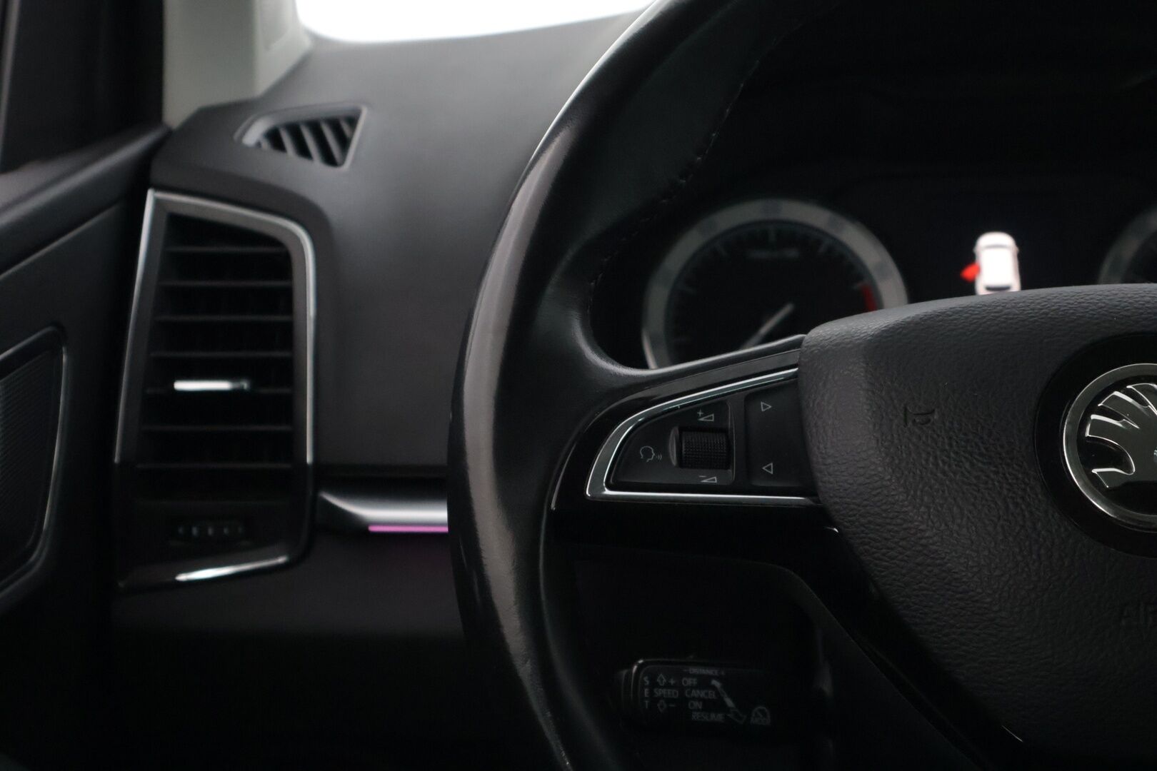 Skoda Karoq 2018 1,5 TSI Style DSG Autom. * ACC / Webasto / BLIS / Ledit / Lämm. tuulilasi / Lane Assist / Tutkat / P.kamera * - * Juuri huollettu ja jakohihna vaihdettu 09/25 ! Hyvin pidetty ja huollettu yksilö hyvin varustein *