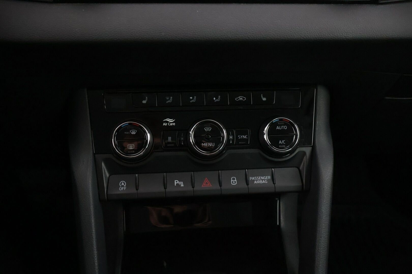 Skoda Karoq 2019 1,5 TSI Style DSG Autom. * ACC / Webasto / BLIS / Ledit / Lämm. tuulilasi / Lane Assist / Tutkat / P.kamera * - * Juuri huollettu ja jakohihna vaihdettu 09/25 ! Hyvin pidetty ja huollettu yksilö hyvin varustein * - Osta nyt, maksa vasta ensi vuonna