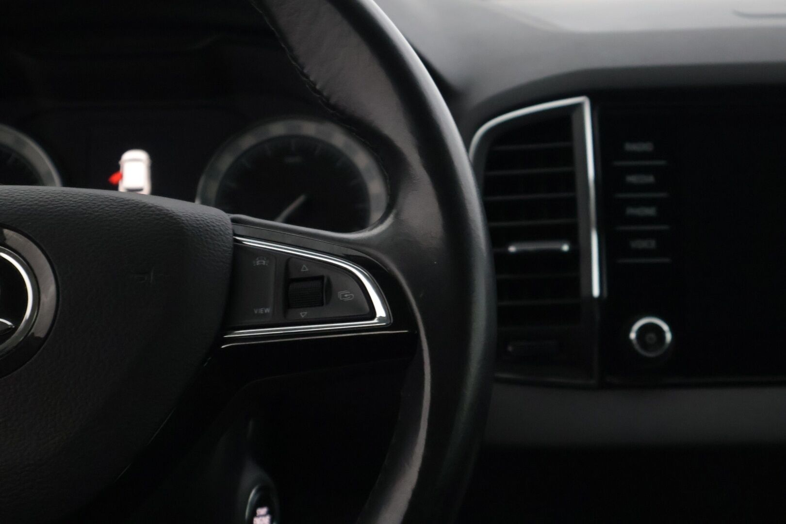 Skoda Karoq 2019 1,5 TSI Style DSG Autom. * ACC / Webasto / BLIS / Ledit / Lämm. tuulilasi / Lane Assist / Tutkat / P.kamera * - * Juuri huollettu ja jakohihna vaihdettu 09/25 ! Hyvin pidetty ja huollettu yksilö hyvin varustein * - Osta nyt, maksa vasta ensi vuonna