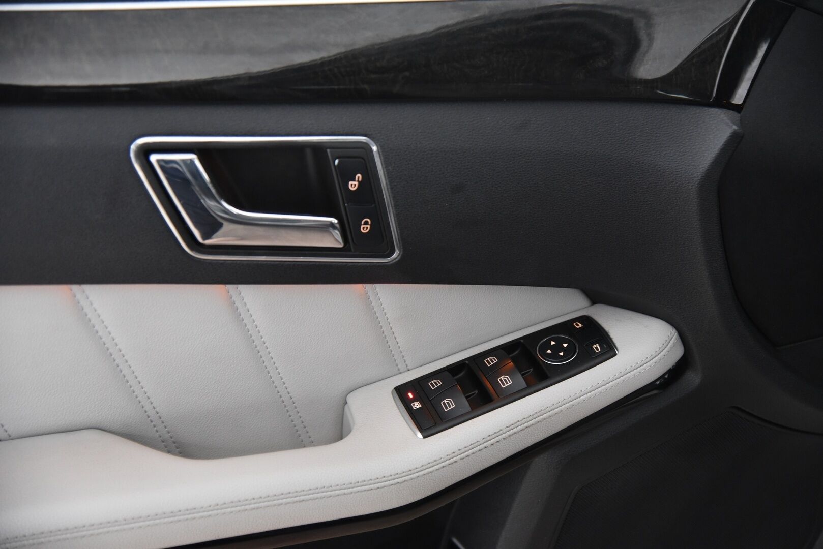 Mercedes-Benz E 2010 200 CGI BE A Avantgarde / Vakkari / Nahat / P-tutkat / Lohkolämmitin - Erikoismaskilla / Jakoketju vaihdettu!