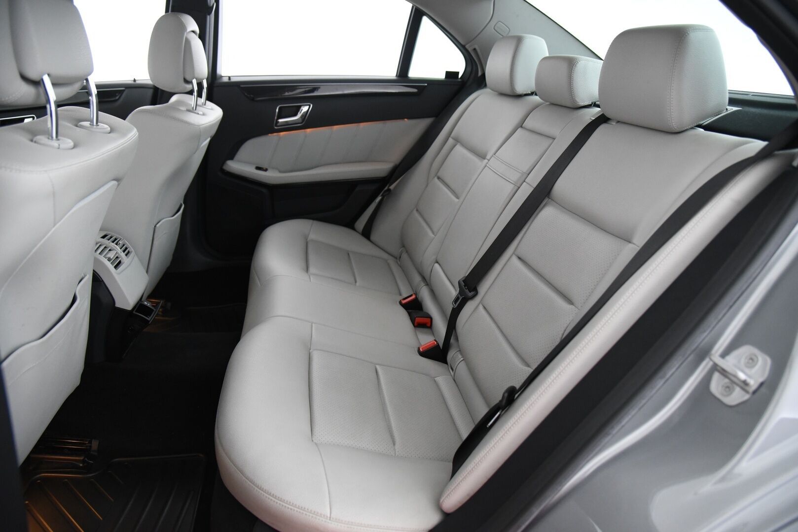 Mercedes-Benz E 2010 200 CGI BE A Avantgarde / Vakkari / Nahat / P-tutkat / Lohkolämmitin - Erikoismaskilla / Jakoketju vaihdettu!