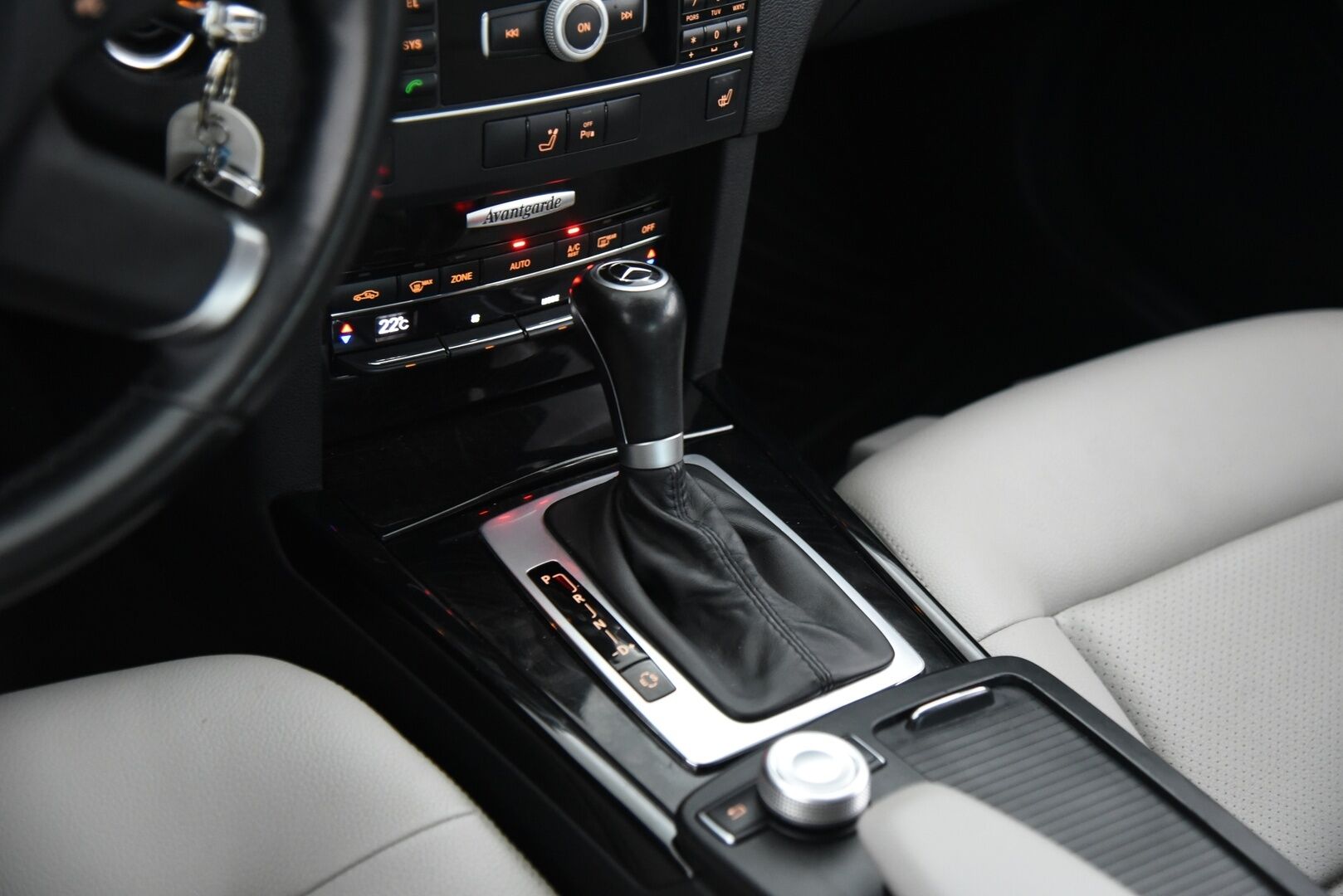 Mercedes-Benz E 2010 200 CGI BE A Avantgarde / Vakkari / Nahat / P-tutkat / Lohkolämmitin - Erikoismaskilla / Jakoketju vaihdettu!