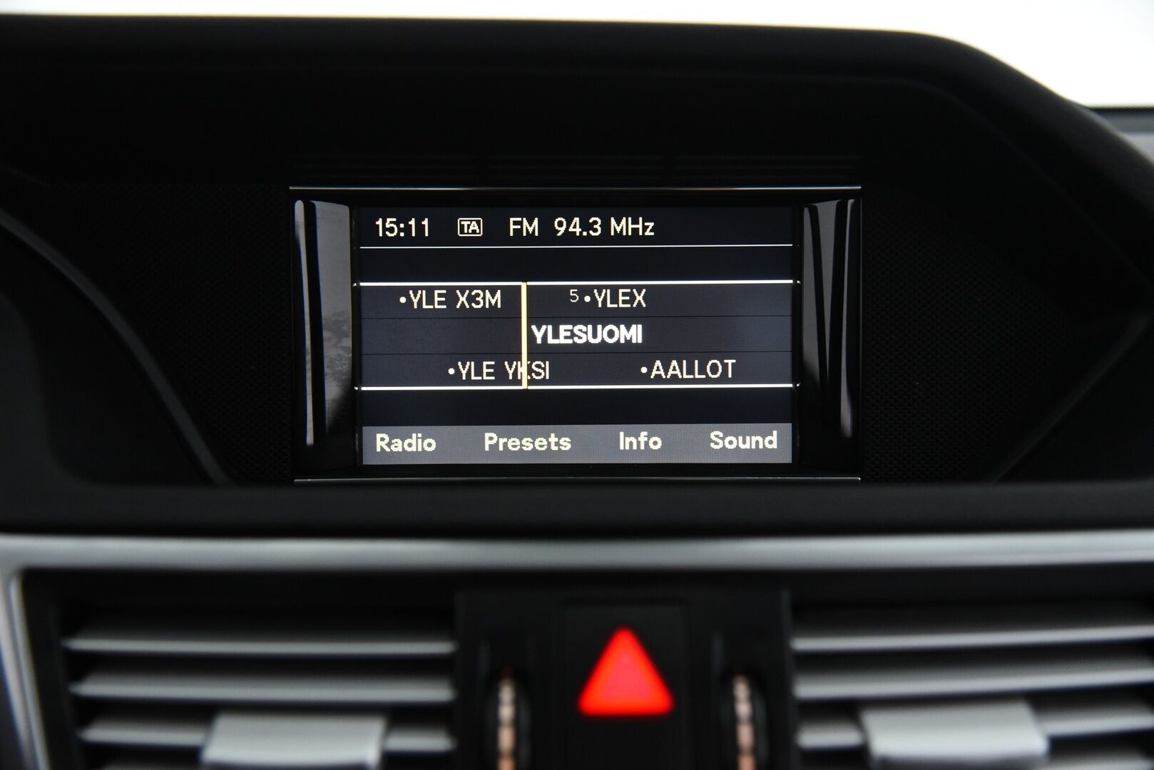 Mercedes-Benz E 2010 200 CGI BE A Avantgarde / Vakkari / Nahat / P-tutkat / Lohkolämmitin - Erikoismaskilla / Jakoketju vaihdettu!