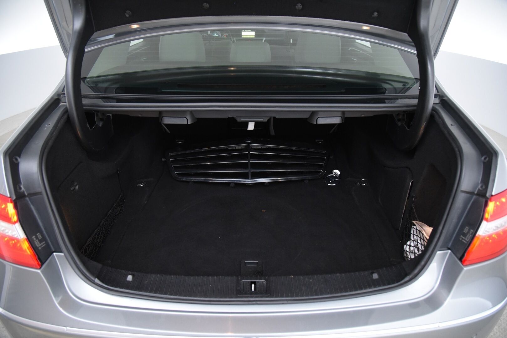 Mercedes-Benz E 2010 200 CGI BE A Avantgarde / Vakkari / Nahat / P-tutkat / Lohkolämmitin - Erikoismaskilla / Jakoketju vaihdettu!