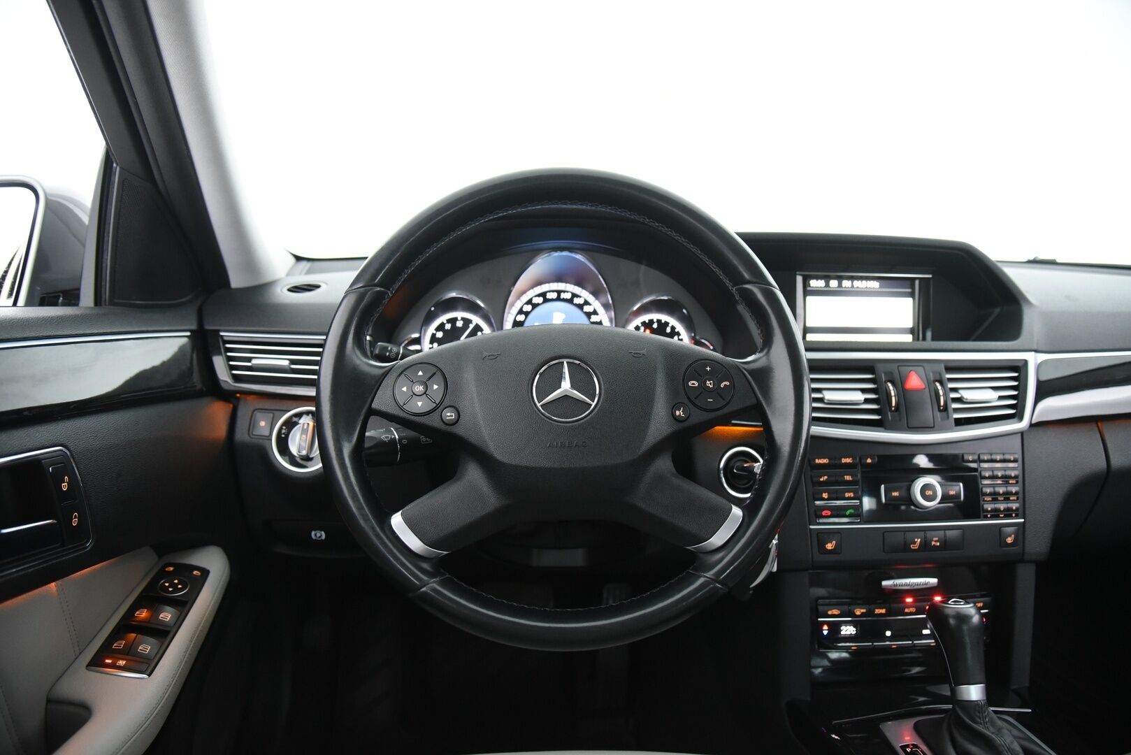 Mercedes-Benz E 2010 200 CGI BE A Avantgarde / Vakkari / Nahat / P-tutkat / Lohkolämmitin - Erikoismaskilla / Jakoketju vaihdettu!