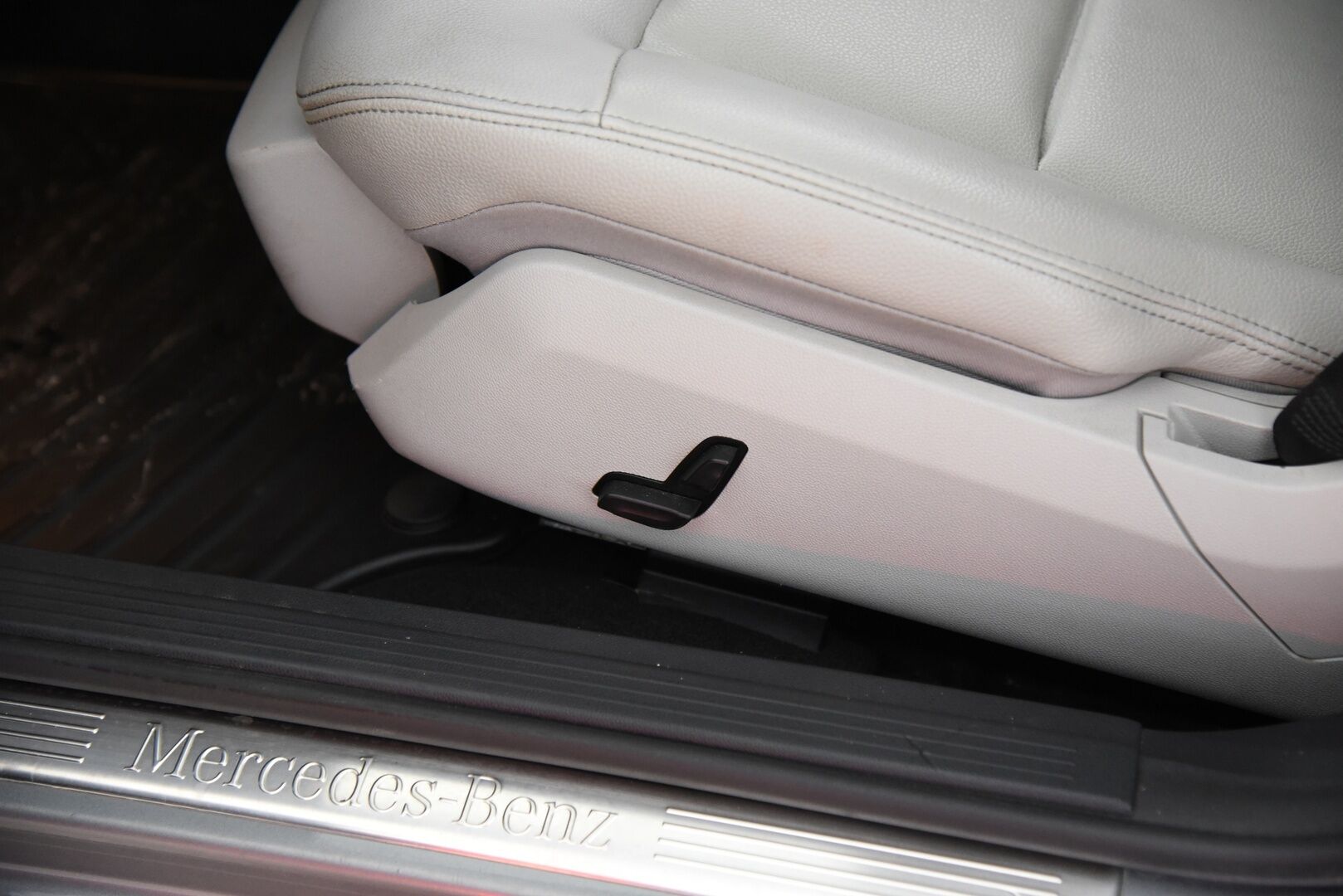 Mercedes-Benz E 2010 200 CGI BE A Avantgarde / Vakkari / Nahat / P-tutkat / Lohkolämmitin - Erikoismaskilla / Jakoketju vaihdettu!