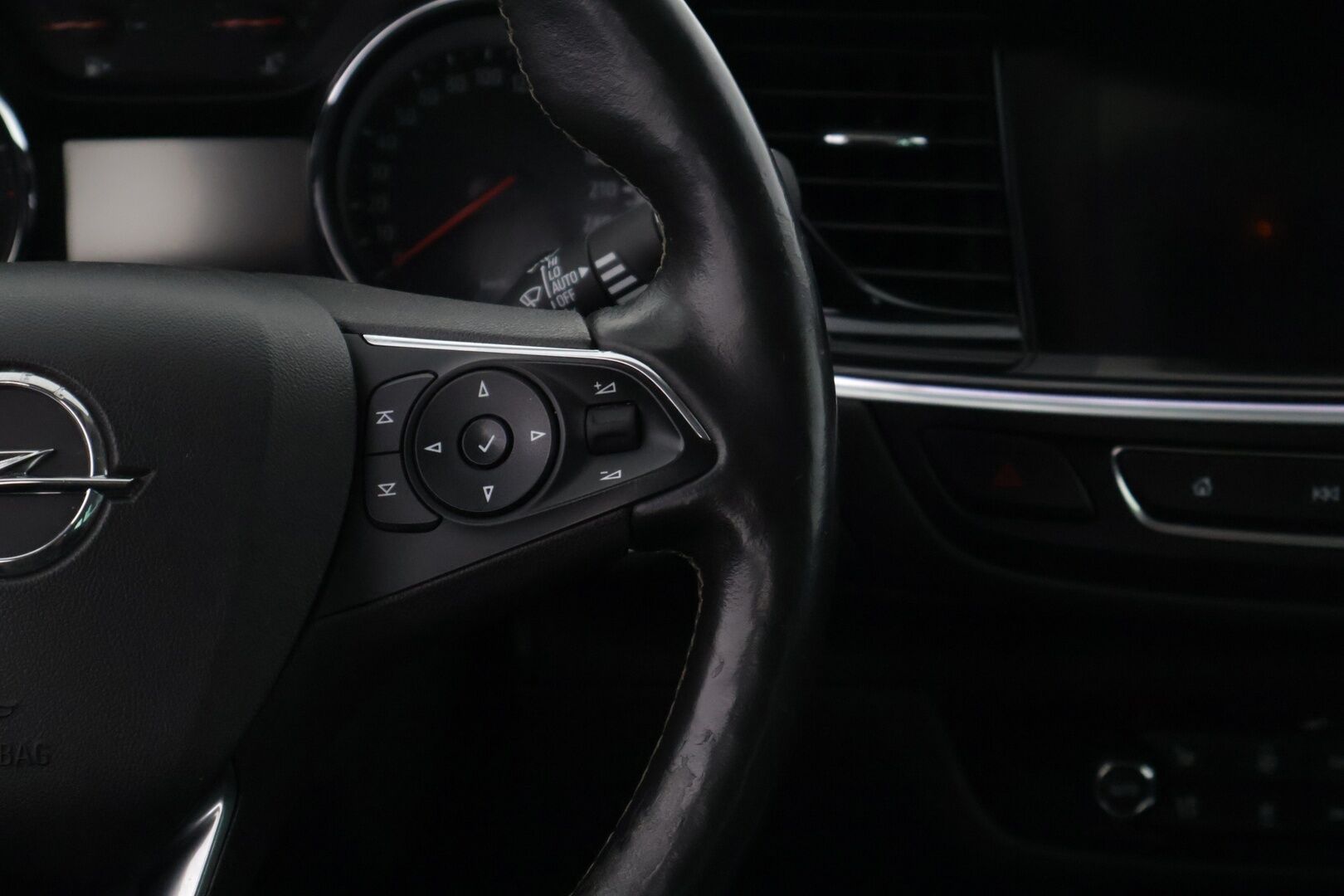 Opel Insignia 2019 Sports Tourer Innovation Plus 136 D Turbo A *AGR-istuimet / Webasto / Koukku / Navi / LED / Kaistavahti / Vakkari* - Huippuvarusteet! / 2-omisteinen Suomi-auto!