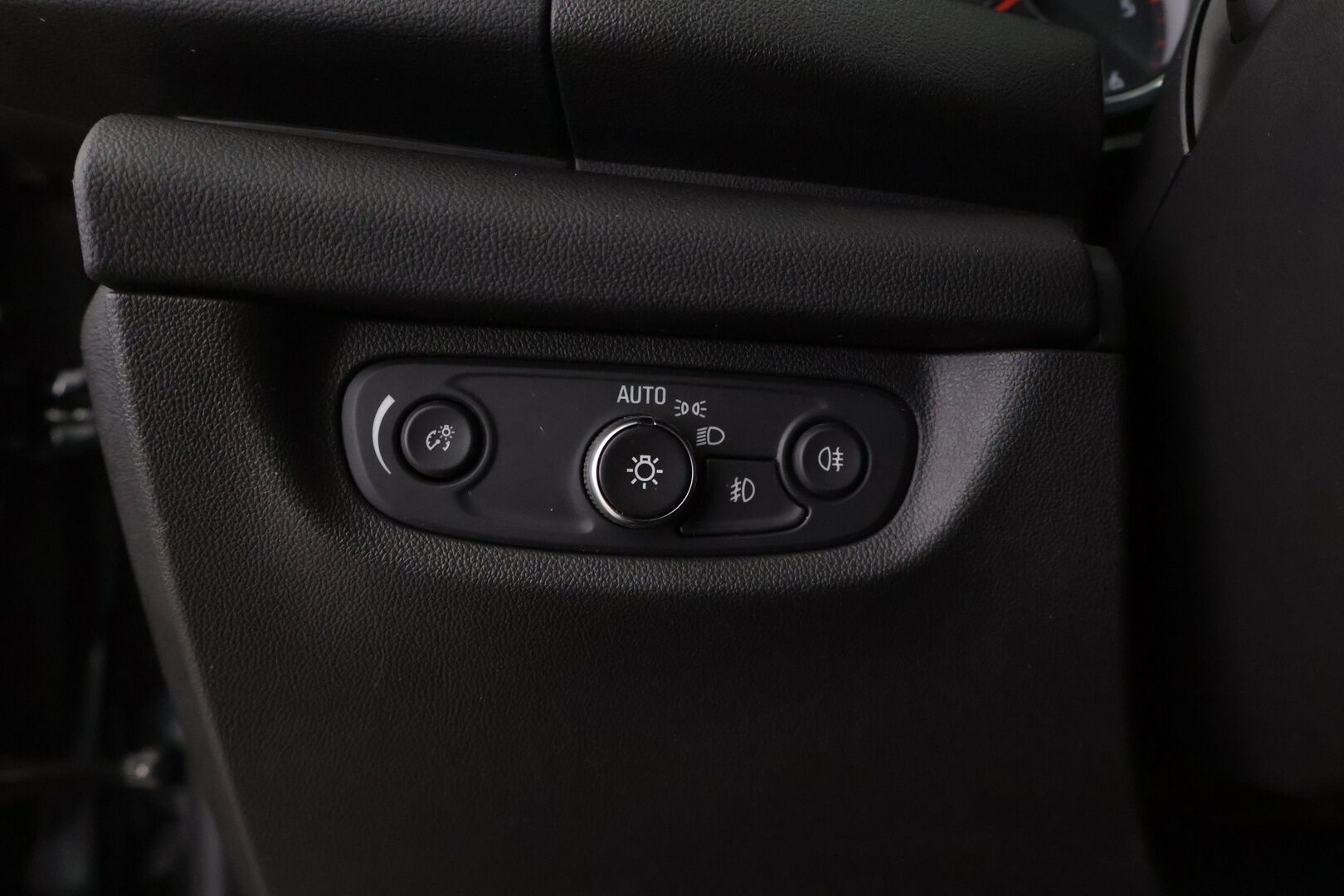 Opel Insignia 2019 Sports Tourer Innovation Plus 136 D Turbo A *AGR-istuimet / Webasto / Koukku / Navi / LED / Kaistavahti / Vakkari* - Huippuvarusteet! / 2-omisteinen Suomi-auto!