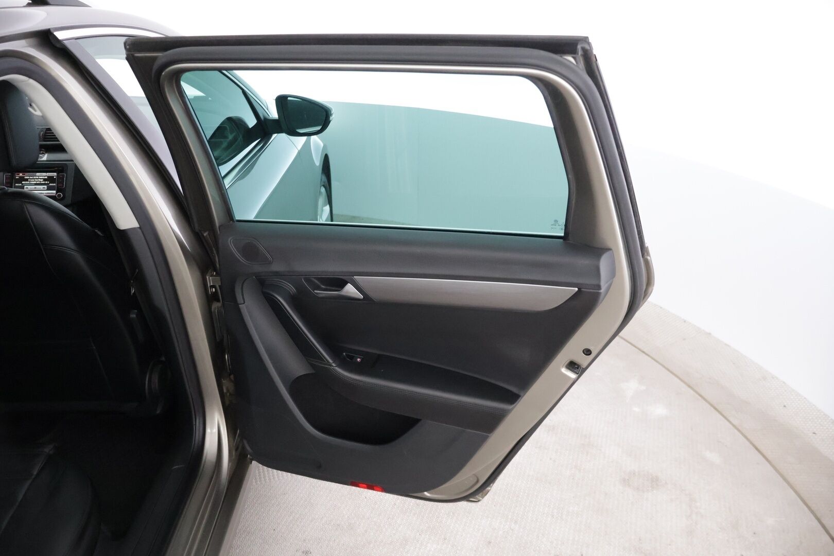 Volkswagen Passat 2013 Variant Highline 2,0 TDI 130 kW (177 hv) BlueMotion Technology 4MOTION DSG-aut * Vakkari / Nahkaverhoilu / Kahet renkaat * - YritysOutlet - Myydään vain yrityksille - JUURI LEIMATTU! – Tämä auto myydään YritysOutlet -valikoimasta vain yritykselle