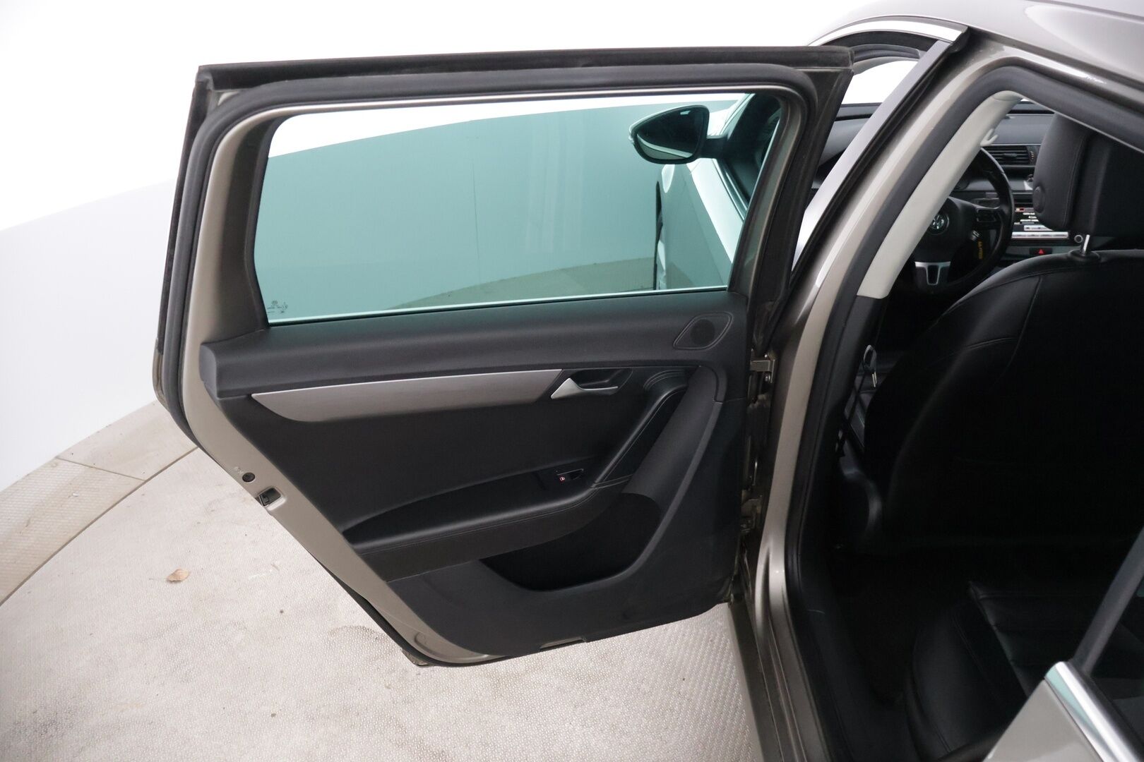 Volkswagen Passat 2013 Variant Highline 2,0 TDI 130 kW (177 hv) BlueMotion Technology 4MOTION DSG-aut * Vakkari / Nahkaverhoilu / Kahet renkaat * - YritysOutlet - Myydään vain yrityksille - JUURI LEIMATTU! – Tämä auto myydään YritysOutlet -valikoimasta vain yritykselle