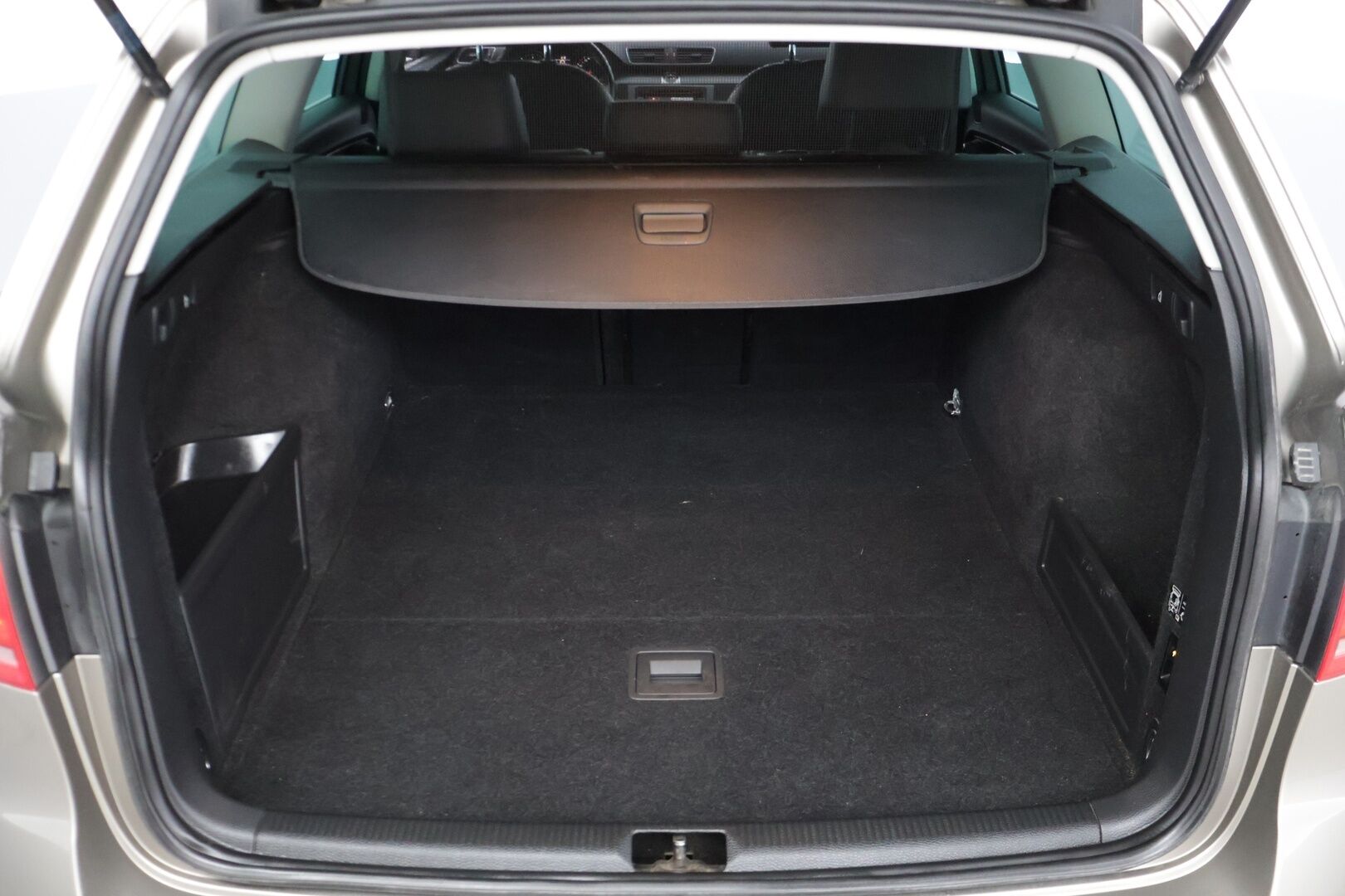Volkswagen Passat 2013 Variant Highline 2,0 TDI 130 kW (177 hv) BlueMotion Technology 4MOTION DSG-aut * Vakkari / Nahkaverhoilu / Kahet renkaat * - YritysOutlet - Myydään vain yrityksille - JUURI LEIMATTU! – Tämä auto myydään YritysOutlet -valikoimasta vain yritykselle