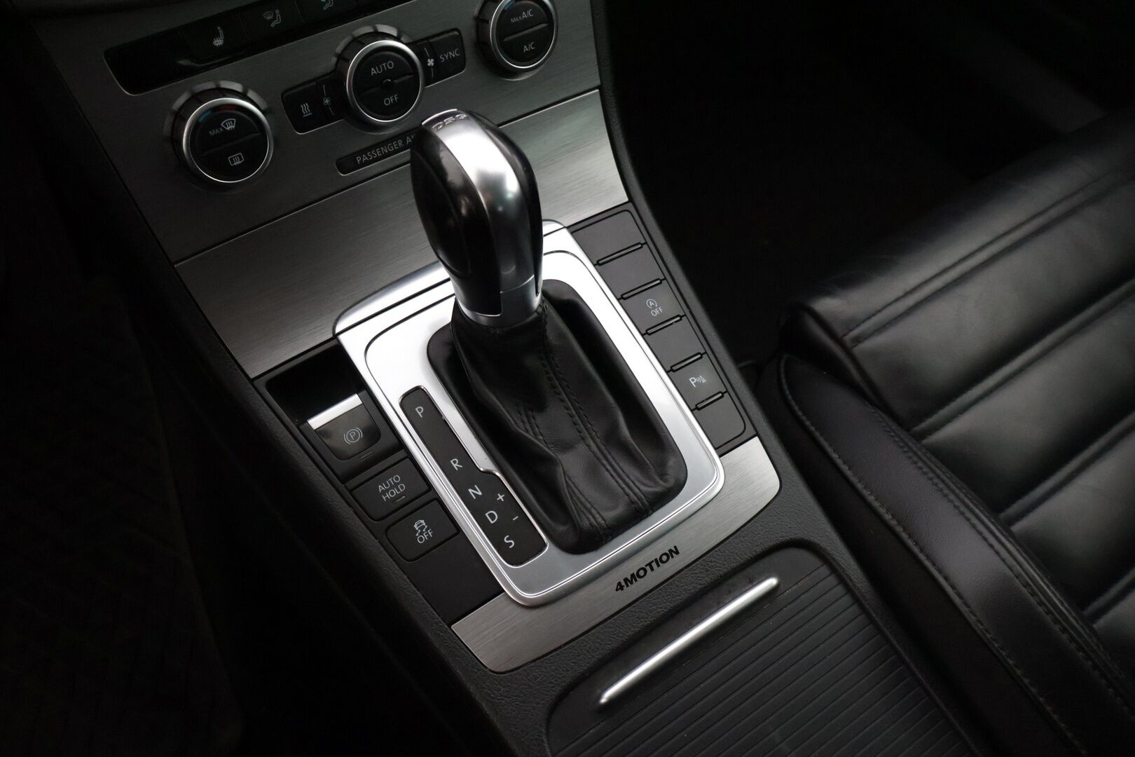Volkswagen Passat 2013 Variant Highline 2,0 TDI 130 kW (177 hv) BlueMotion Technology 4MOTION DSG-aut * Vakkari / Nahkaverhoilu / Kahet renkaat * - YritysOutlet - Myydään vain yrityksille - JUURI LEIMATTU! – Tämä auto myydään YritysOutlet -valikoimasta vain yritykselle