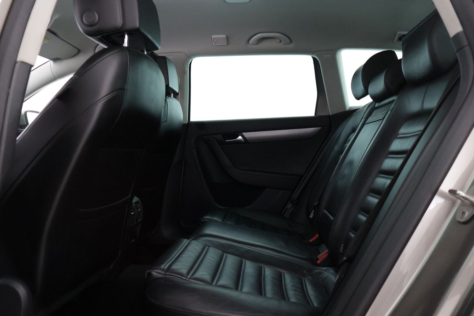 Volkswagen Passat 2013 Variant Highline 2,0 TDI 130 kW (177 hv) BlueMotion Technology 4MOTION DSG-aut * Vakkari / Nahkaverhoilu / Kahet renkaat * - YritysOutlet - Myydään vain yrityksille - JUURI LEIMATTU! – Tämä auto myydään YritysOutlet -valikoimasta vain yritykselle