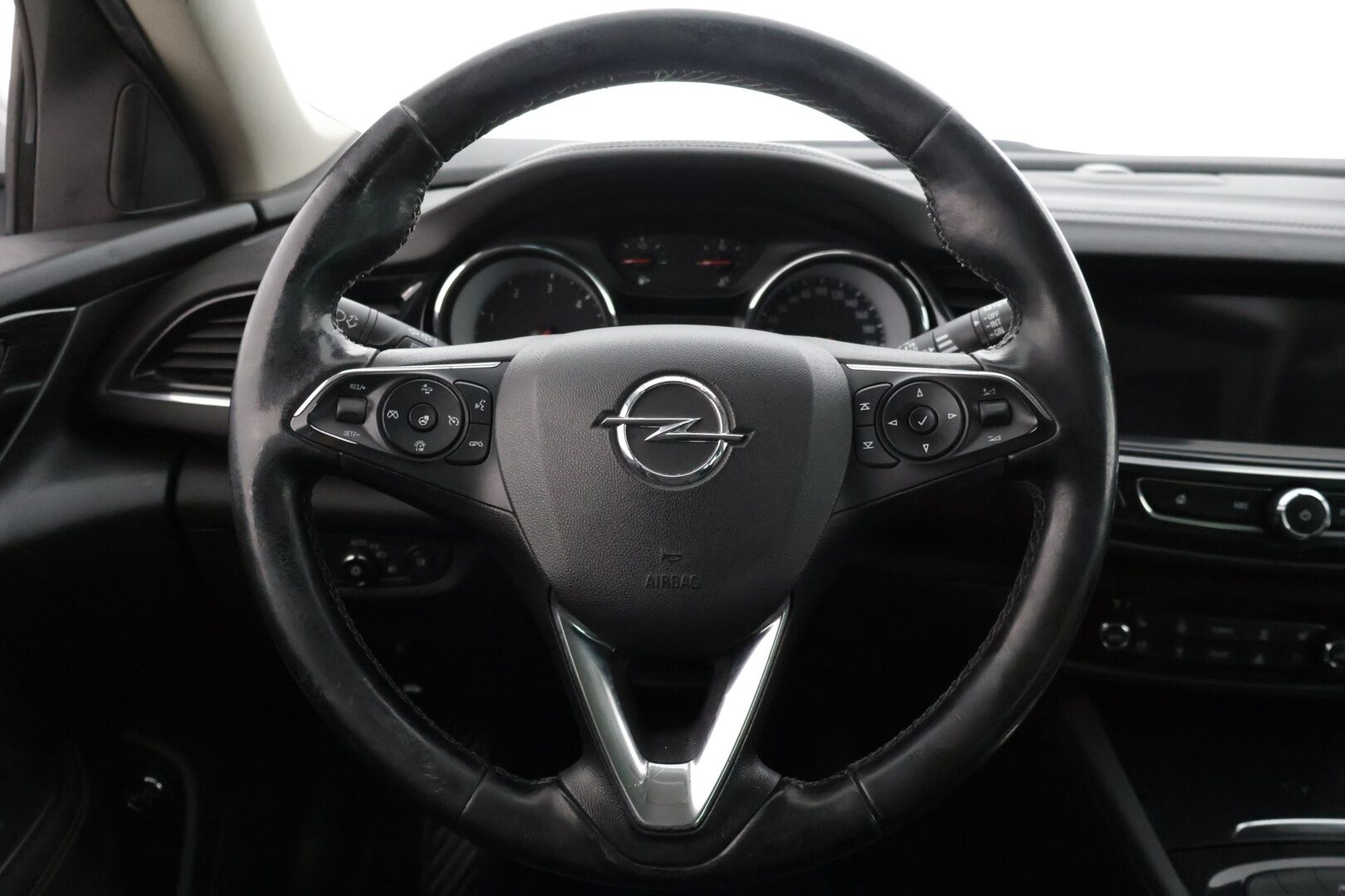 Opel Insignia 2019 Sports Tourer Innovation Plus 136 D Turbo A * Webasto / Nahkasisusta / Navi / Sähköluukku / Vakkari / Tutkat / Carplay * - * Suomi-Auto / Hyvin varusteltu / Hyvin Huollettu *