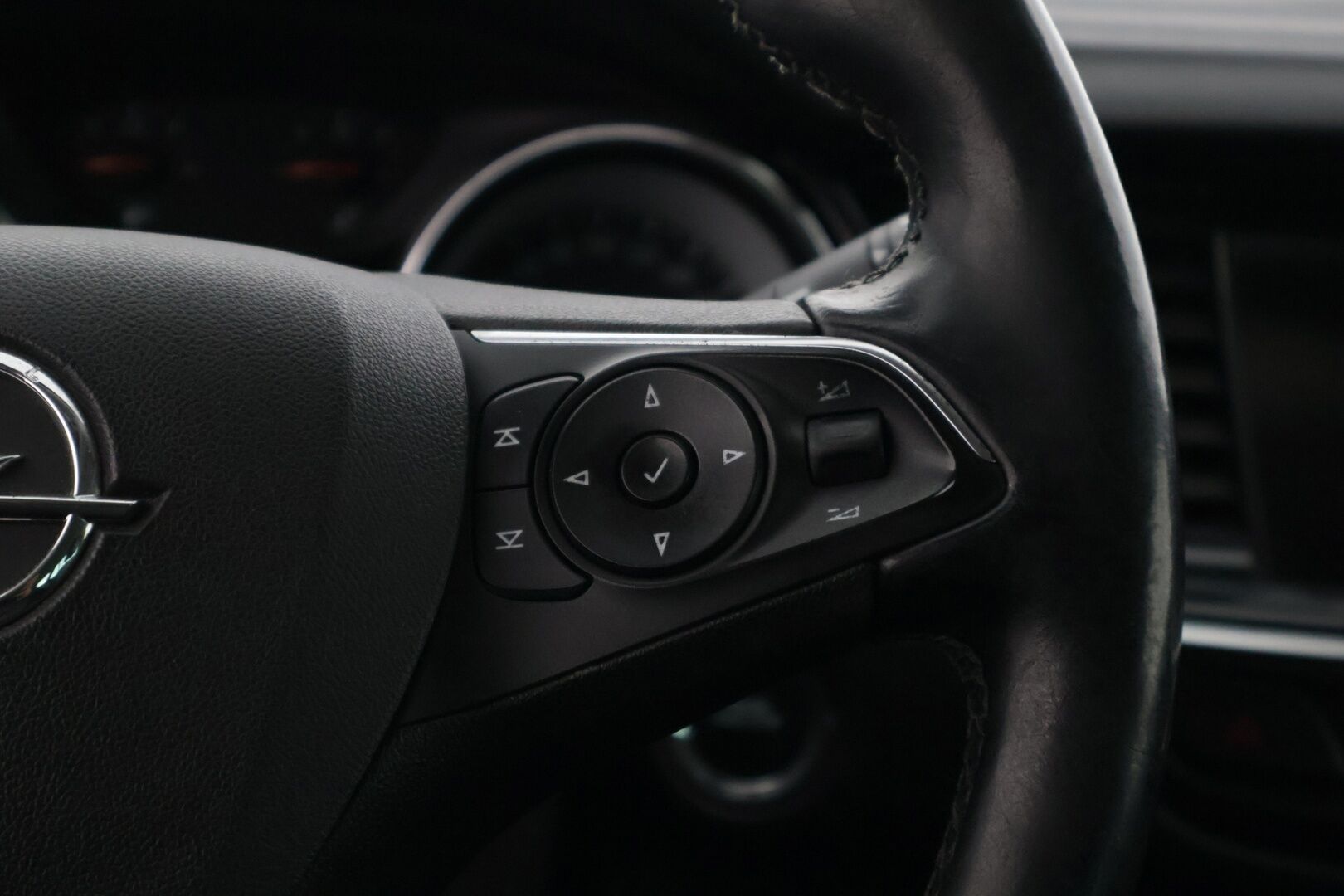 Opel Insignia 2019 Sports Tourer Innovation Plus 136 D Turbo A * Webasto / Nahkasisusta / Navi / Sähköluukku / Vakkari / Tutkat / Carplay * - * Suomi-Auto / Hyvin varusteltu / Hyvin Huollettu *