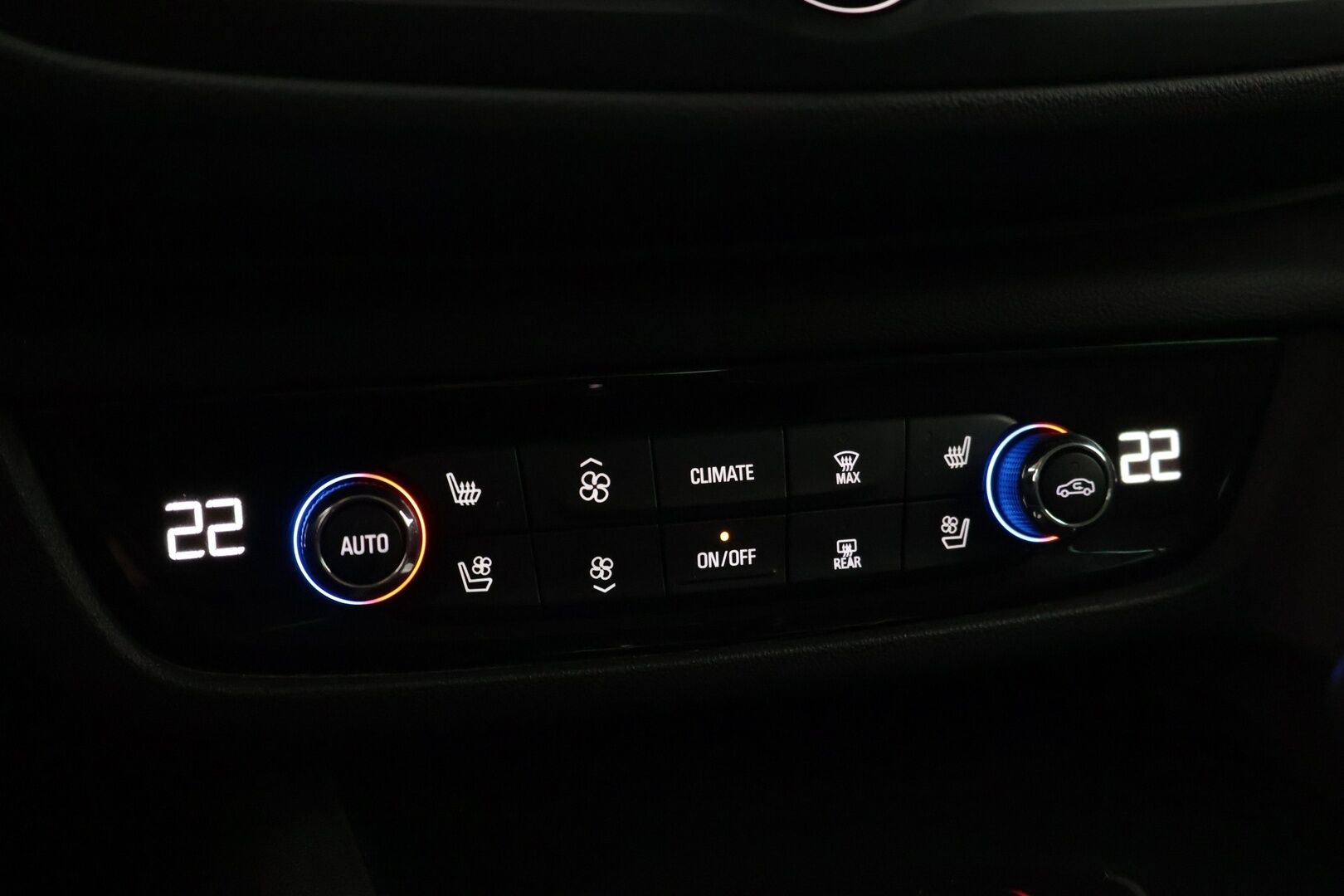 Opel Insignia 2019 Sports Tourer Innovation Plus 136 D Turbo A * Webasto / Nahkasisusta / Navi / Sähköluukku / Vakkari / Tutkat / Carplay * - * Suomi-Auto / Hyvin varusteltu / Hyvin Huollettu *