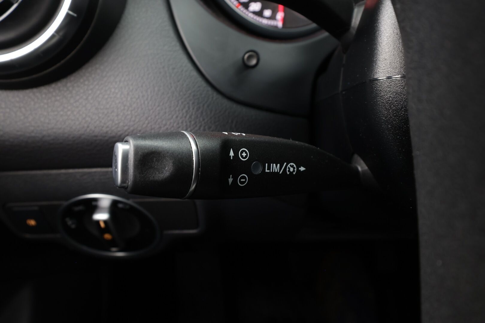 Mercedes-Benz CLA 2019 180 A Star Edition * Vakkari / High performance LED / Sporttipenkit / Polttoainekäyttöinen lämmitin / Apple&Android * - Suomi-auto / Kahdet Renkaat