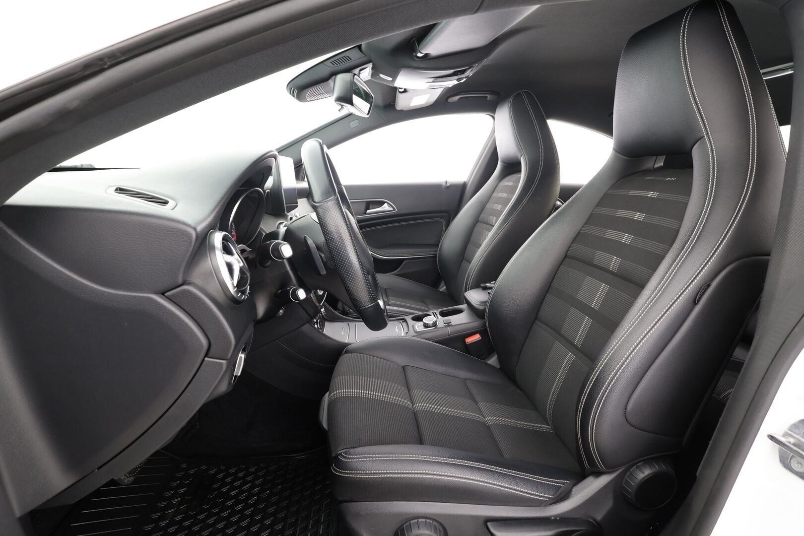 Mercedes-Benz CLA 2019 180 A Star Edition * Vakkari / High performance LED / Sporttipenkit / Polttoainekäyttöinen lämmitin / Apple&Android * - Suomi-auto / Kahdet Renkaat