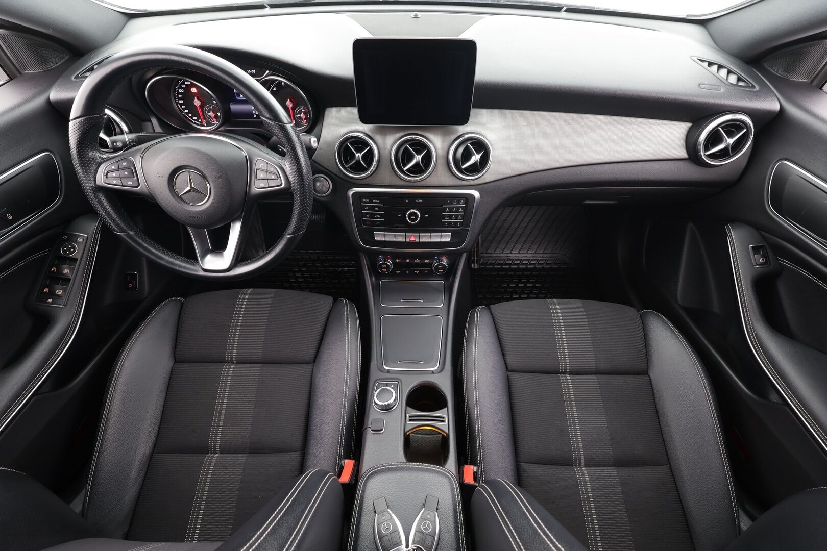 Mercedes-Benz CLA 2019 180 A Star Edition * Vakkari / High performance LED / Sporttipenkit / Polttoainekäyttöinen lämmitin / Apple&Android * - Suomi-auto / Kahdet Renkaat