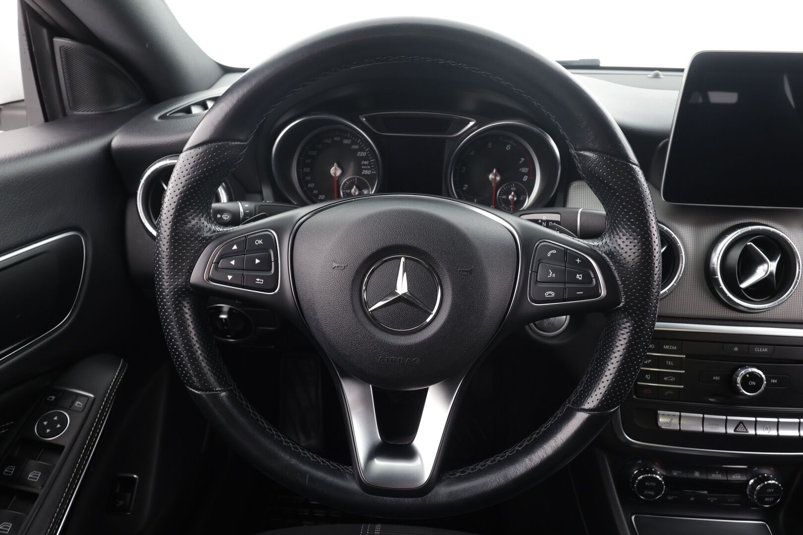 Mercedes-Benz CLA 2019 180 A Star Edition * Vakkari / High performance LED / Sporttipenkit / Polttoainekäyttöinen lämmitin / Apple&Android * - Suomi-auto / Kahdet Renkaat