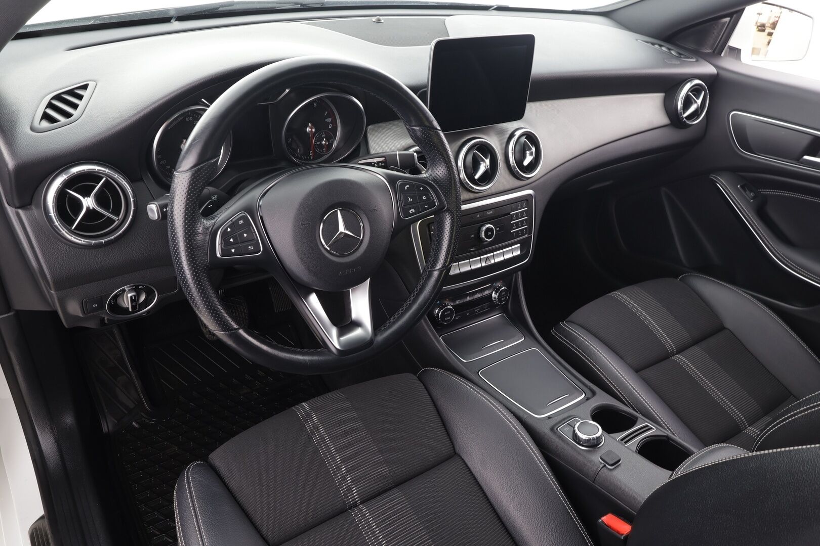 Mercedes-Benz CLA 2019 180 A Star Edition * Vakkari / High performance LED / Sporttipenkit / Polttoainekäyttöinen lämmitin / Apple&Android * - Suomi-auto / Kahdet Renkaat