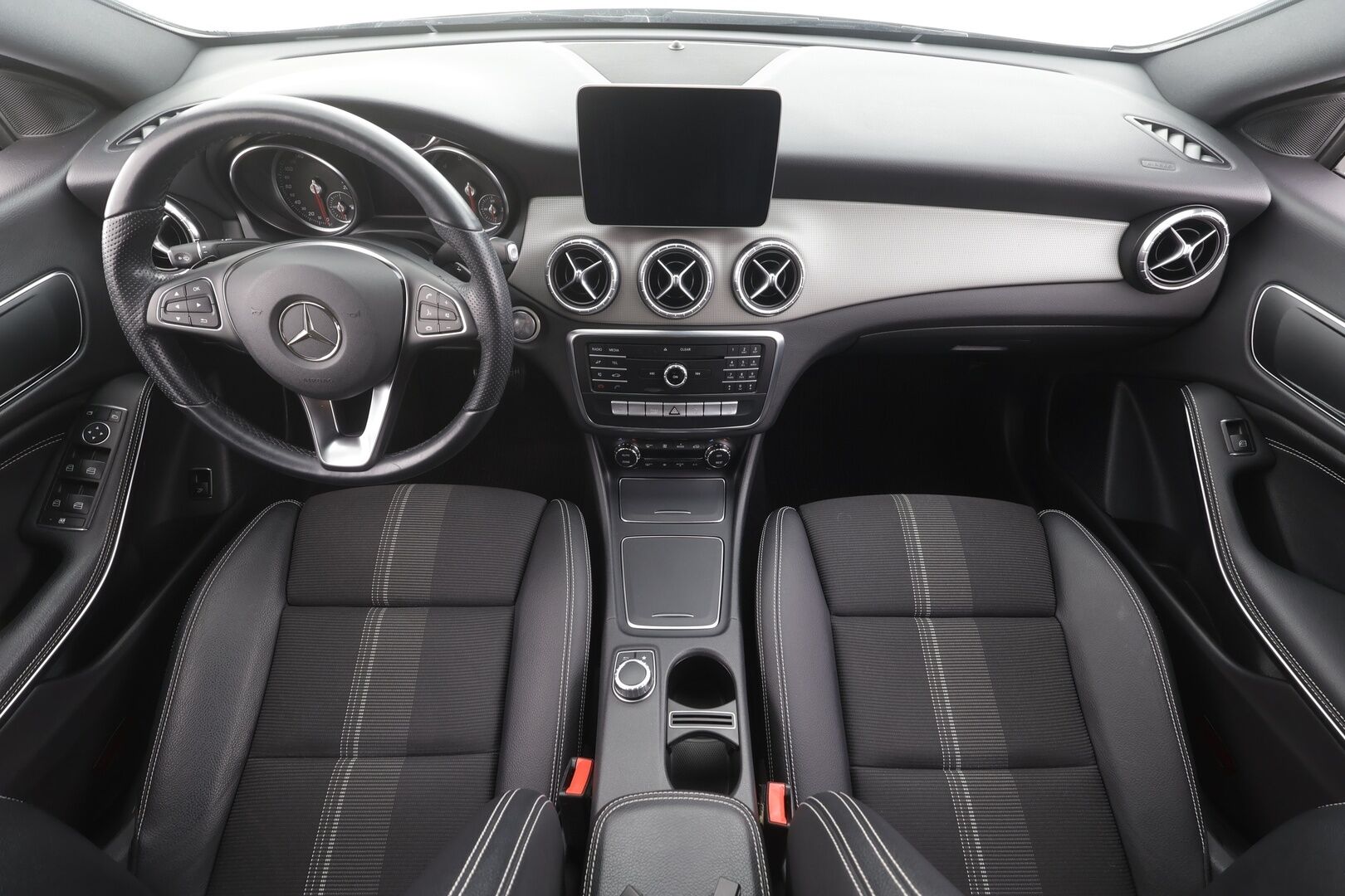 Mercedes-Benz CLA 2019 180 A Star Edition - | LED | Puolinahat | Sporttipenkit | P.kamera | Vakkari | Apple & Android | Lohko+sisähaara | IHC | Merkkihuollettu | 2x renkaat aluin | Suomiauto | 