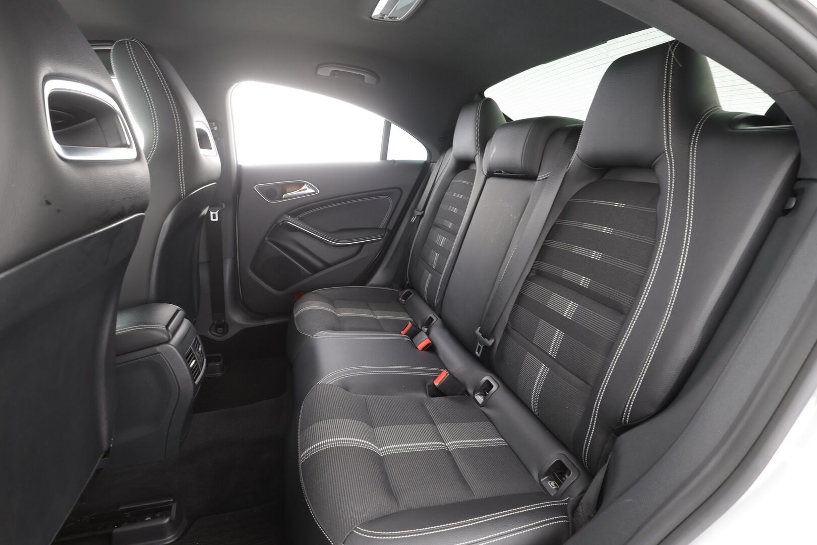 Mercedes-Benz CLA 2019 180 A Star Edition - | LED | Puolinahat | Sporttipenkit | P.kamera | Vakkari | Apple & Android | Lohko+sisähaara | IHC | Merkkihuollettu | 2x renkaat aluin | Suomiauto | 