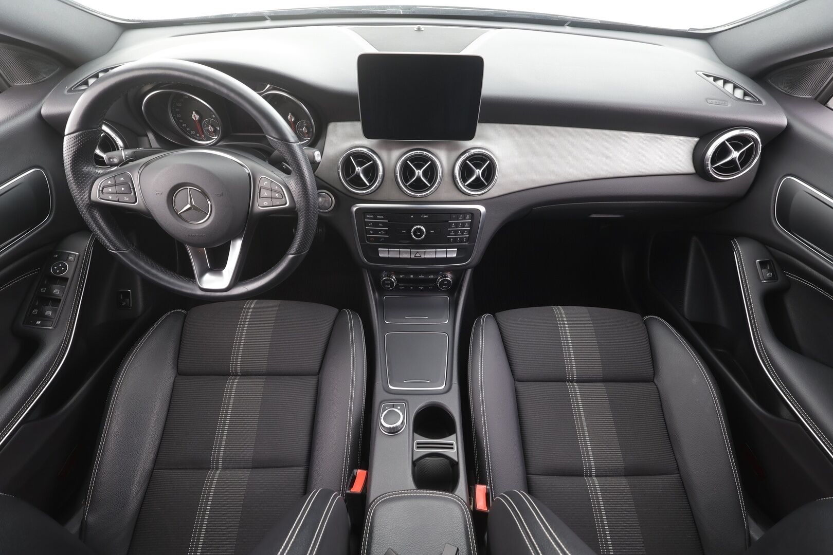Mercedes-Benz CLA 2019 180 A Star Edition - | LED | Puolinahat | Sporttipenkit | P.kamera | Vakkari | Apple & Android | Lohko+sisähaara | IHC | Merkkihuollettu | 2x renkaat aluin | Suomiauto | 