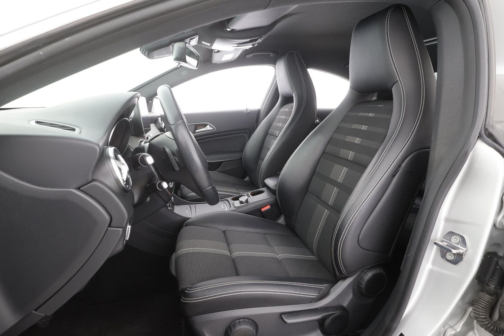 Mercedes-Benz CLA 2019 180 A Star Edition - | LED | Puolinahat | Sporttipenkit | P.kamera | Vakkari | Apple & Android | Lohko+sisähaara | IHC | Merkkihuollettu | 2x renkaat aluin | Suomiauto | 