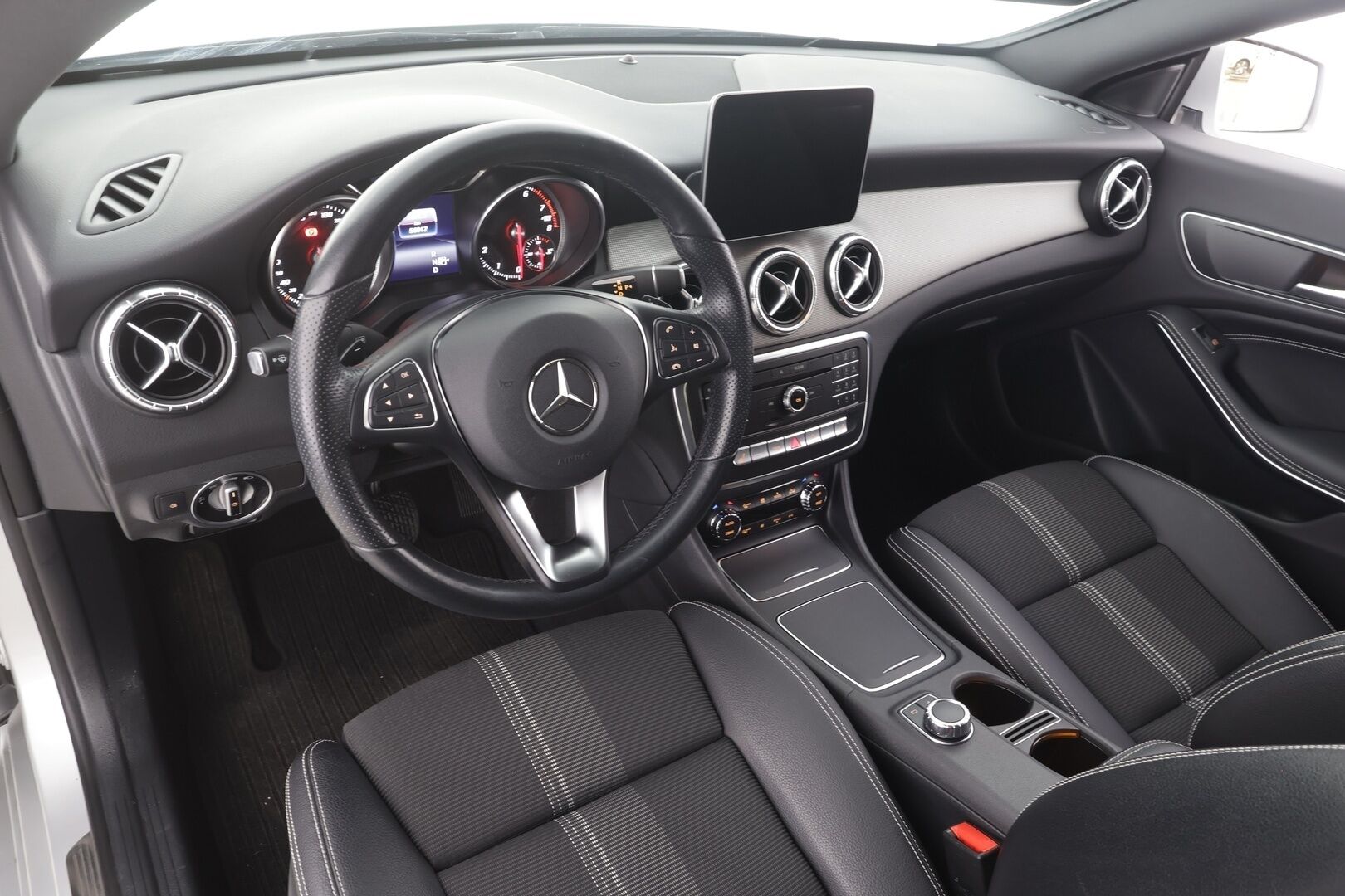 Mercedes-Benz CLA 2019 180 A Star Edition - | LED | Puolinahat | Sporttipenkit | P.kamera | Vakkari | Apple & Android | Lohko+sisähaara | IHC | Merkkihuollettu | 2x renkaat aluin | Suomiauto | 