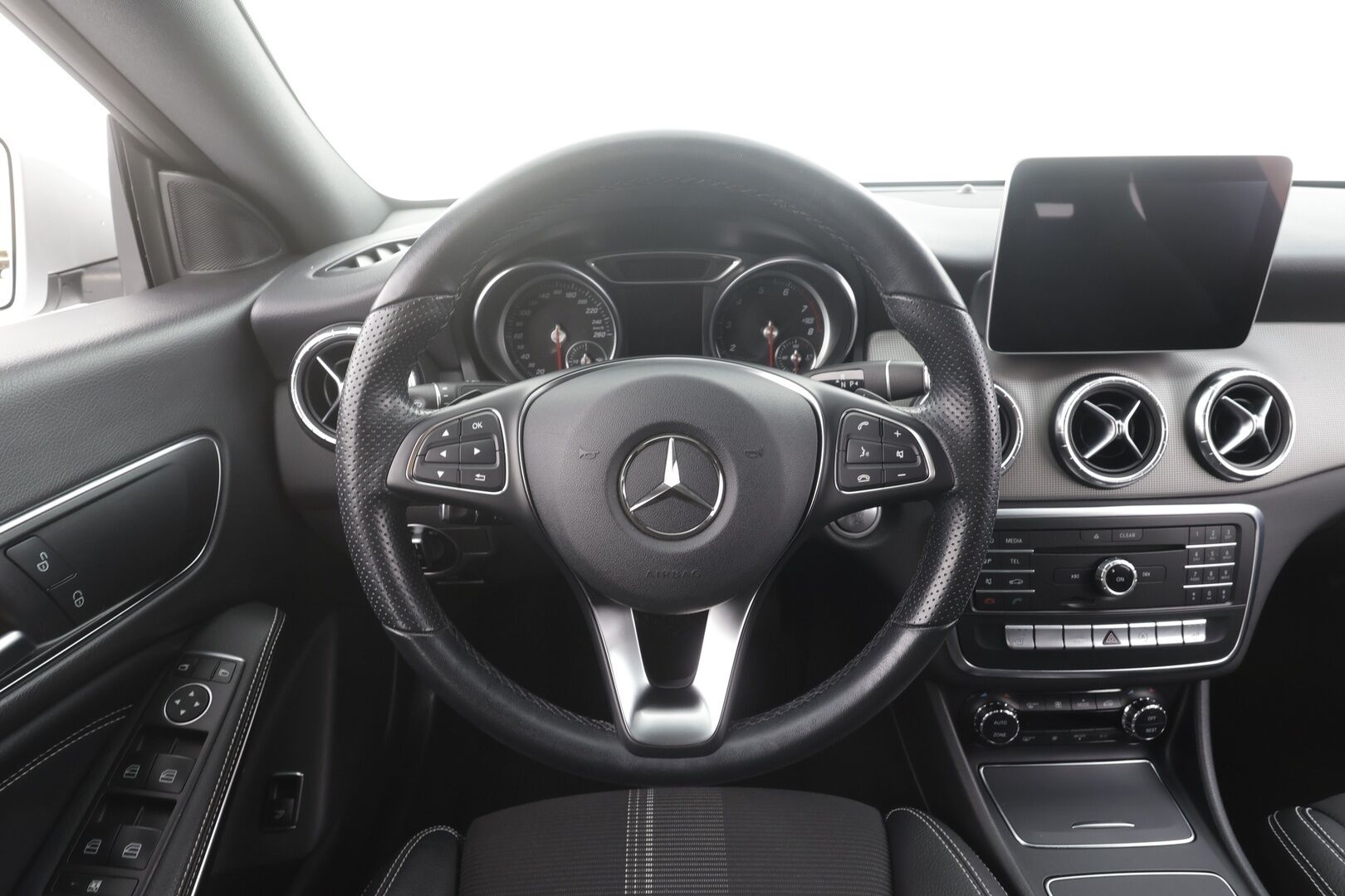 Mercedes-Benz CLA 2019 180 A Star Edition - | LED | Puolinahat | Sporttipenkit | P.kamera | Vakkari | Apple & Android | Lohko+sisähaara | IHC | Merkkihuollettu | 2x renkaat aluin | Suomiauto | 
