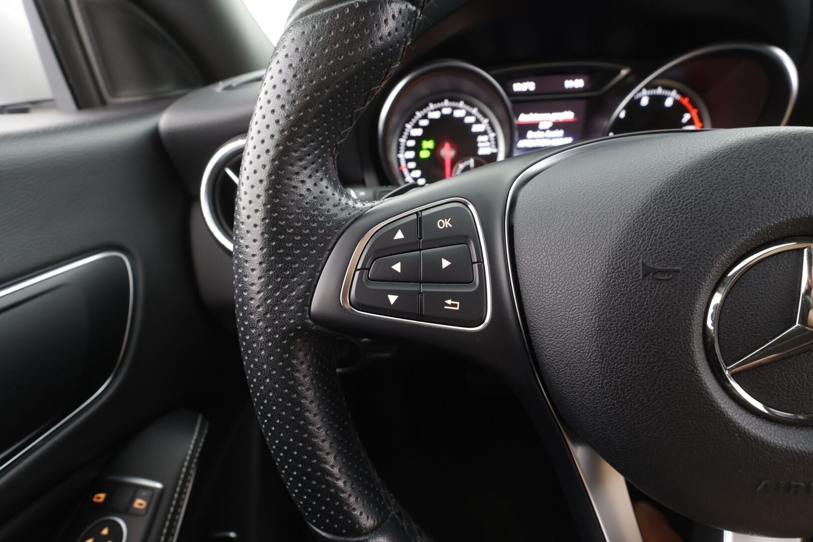 Mercedes-Benz CLA 2019 180 A Star Edition - | LED | Puolinahat | Sporttipenkit | P.kamera | Vakkari | Apple & Android | Lohko+sisähaara | IHC | Merkkihuollettu | 2x renkaat aluin | Suomiauto | 