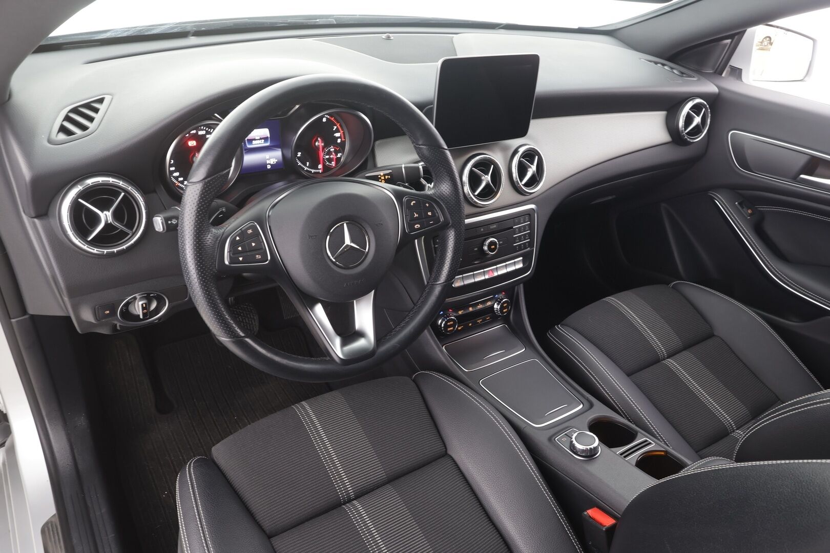 Mercedes-Benz CLA 2019 180 A Star Edition - | LED | Puolinahat | Sporttipenkit | P.kamera | Vakkari | Apple & Android | Lohko+sisähaara | IHC | Merkkihuollettu | 2x renkaat aluin | Suomiauto | 