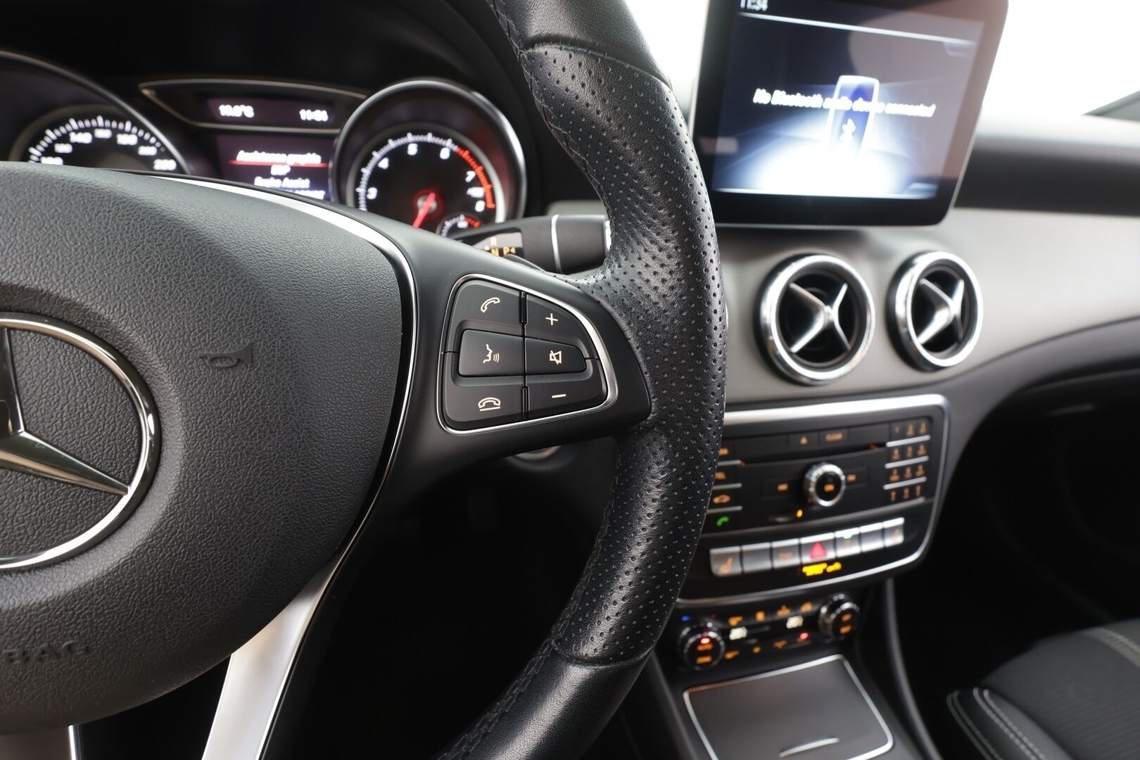 Mercedes-Benz CLA 2019 180 A Star Edition - | LED | Puolinahat | Sporttipenkit | P.kamera | Vakkari | Apple & Android | Lohko+sisähaara | IHC | Merkkihuollettu | 2x renkaat aluin | Suomiauto | 
