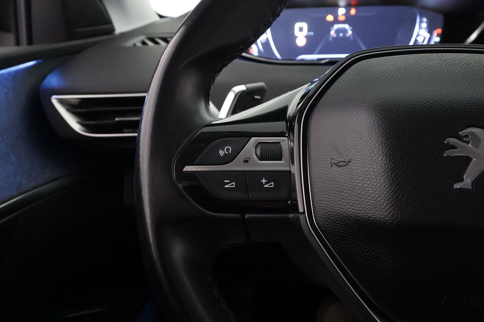 Peugeot 5008 2018 Allure BlueHDi 130 EAT8-automaatti - | 7-p | ACC | Koukku | Webasto | Koukku | Muistipenkki | Puolinahat | P.kamera | BSM | Keyless | Apple & Android | Sähk. takaluukku | 2x renkaat aluin | 